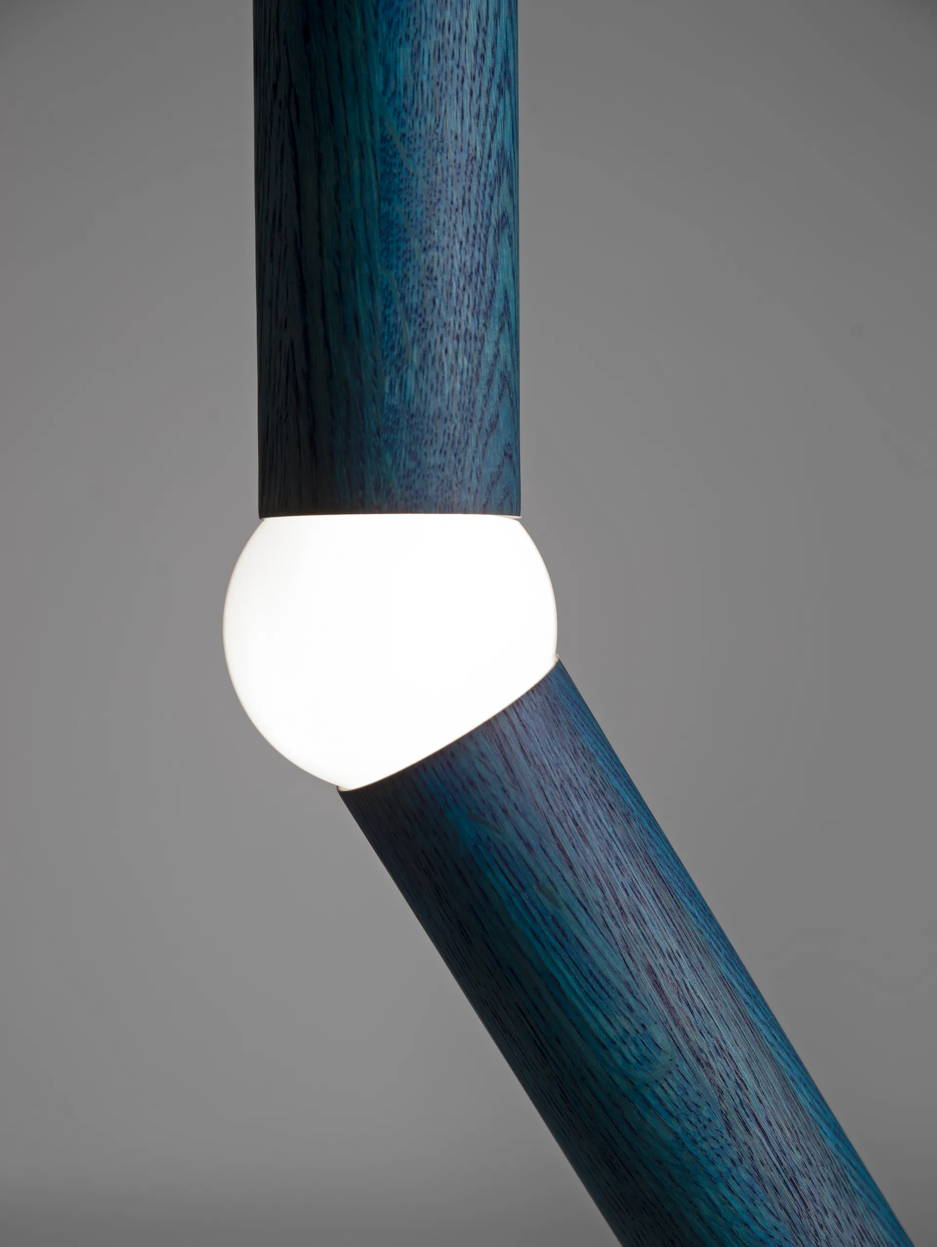 Lampa podłogowa Lightbone o wysokości 124,3 cm, Niebieski dąb Oblure