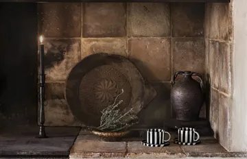 Filiżanka Monica z podstawką - Czarna - Olsson & Jensen