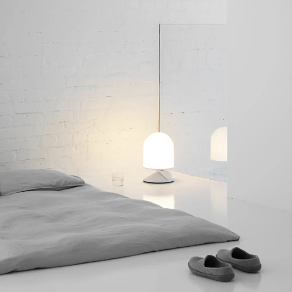 Vinge lampa stołowa, Jagody jarzębiny, szkło opalowe Örsjö Belysning