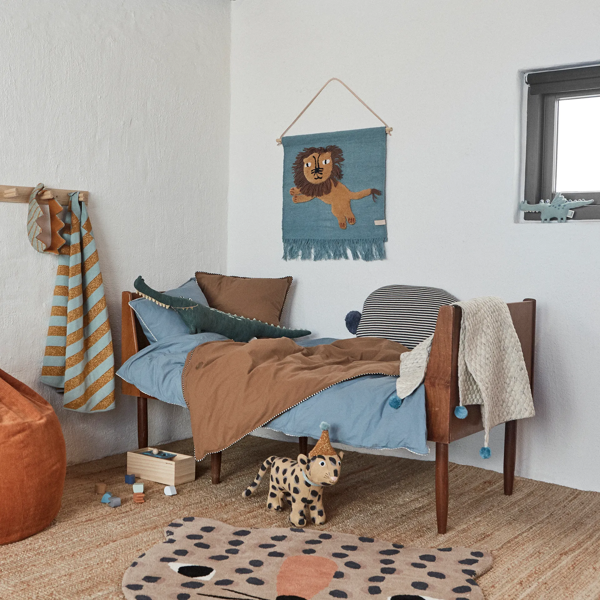 Dekoracja ścienna Jumping Lion 52x55 cm, Niebieski OYOY