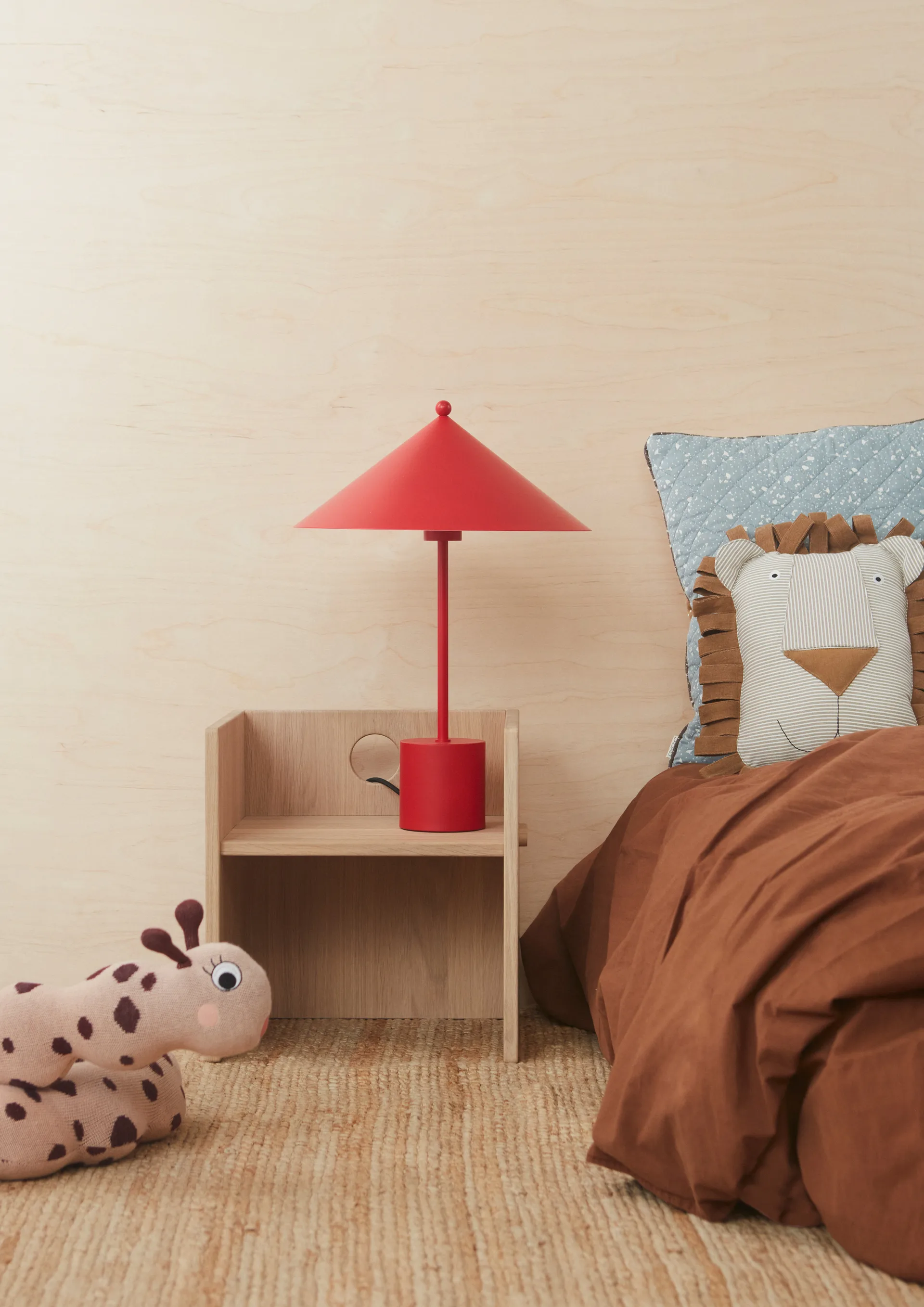 OYOY jeansowa poduszka w kształcie zwierzęcia, Lobo Lion, karmel OYOY