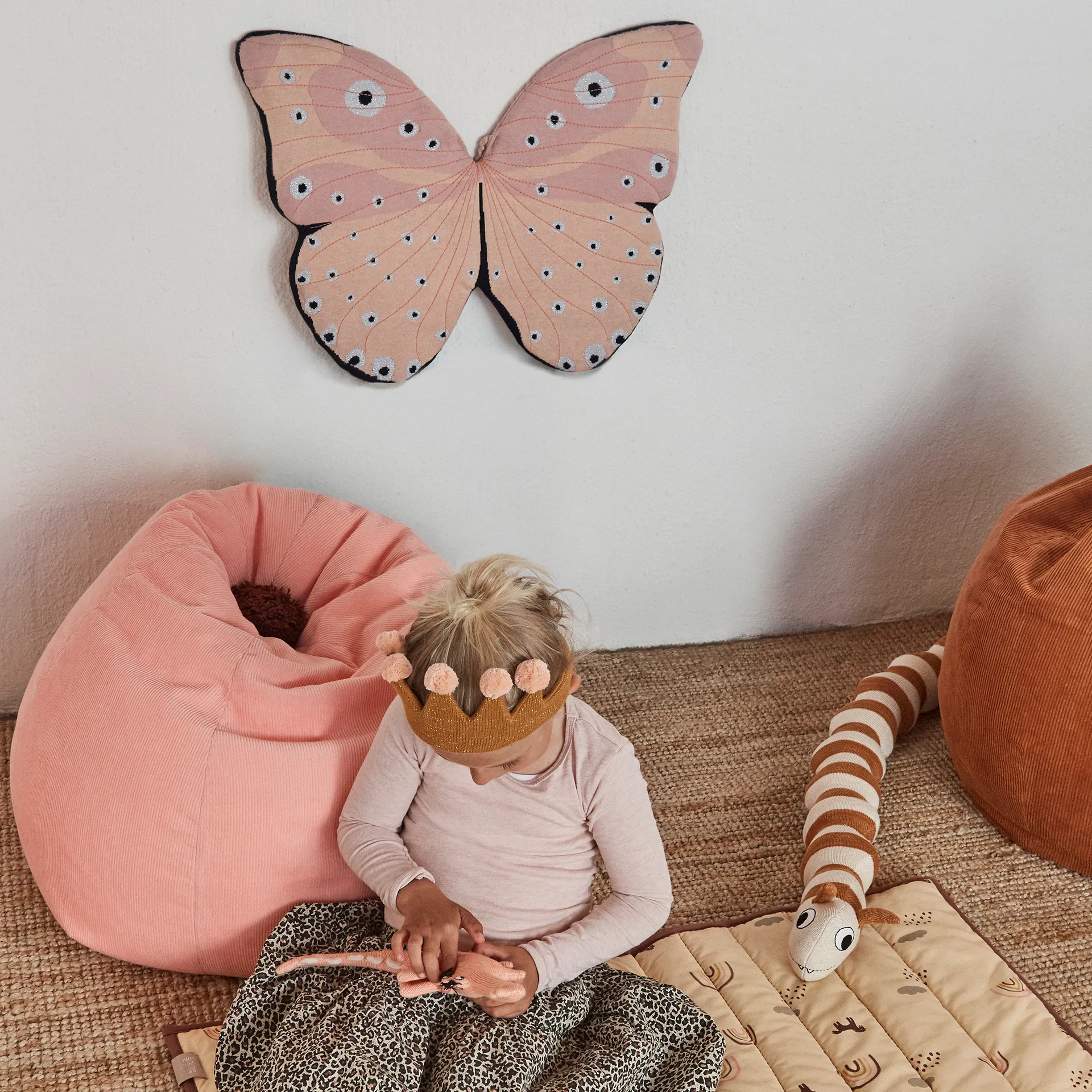 Pluszowa gąsienica Leo, Caramel OYOY