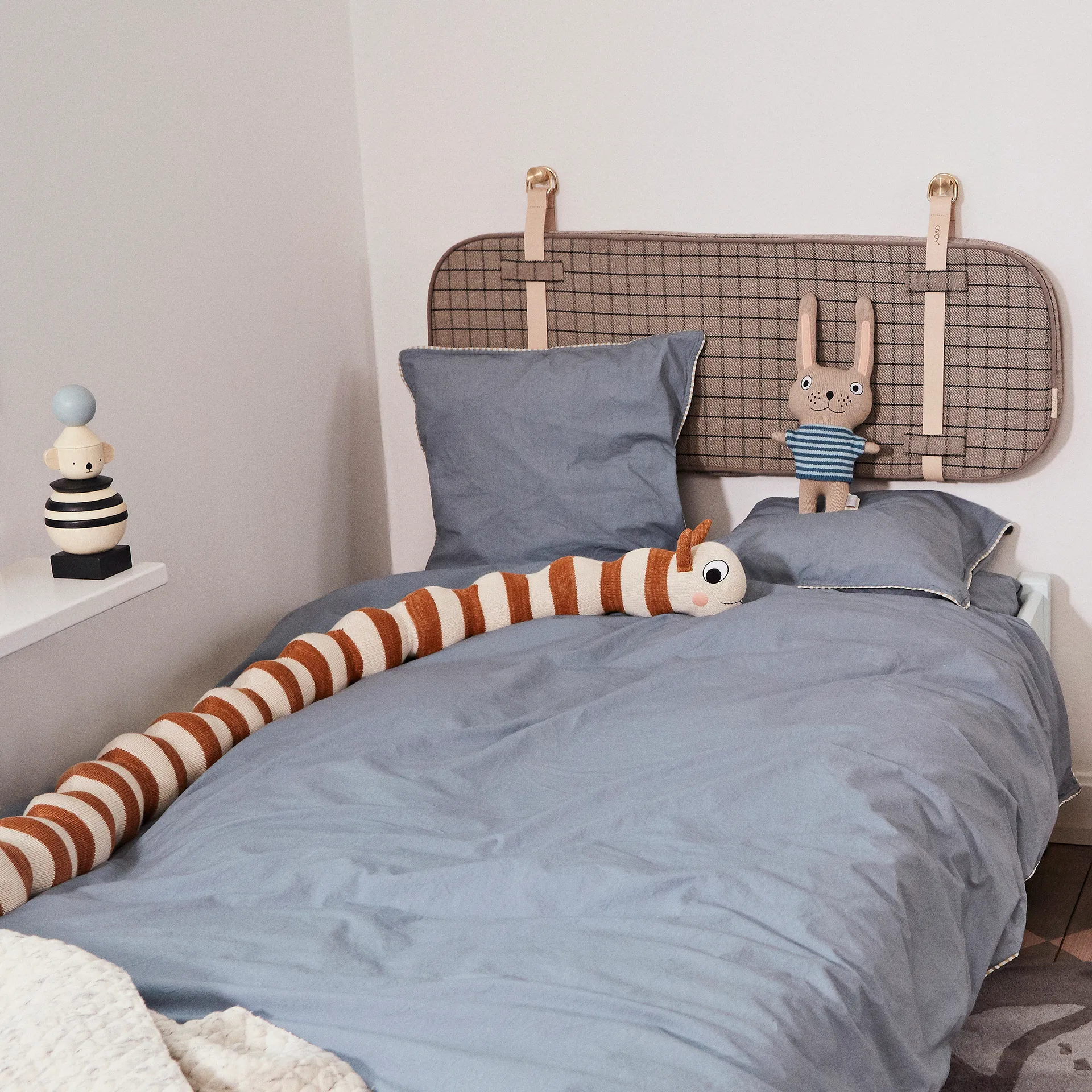 Pluszowa gąsienica Leo, Caramel OYOY