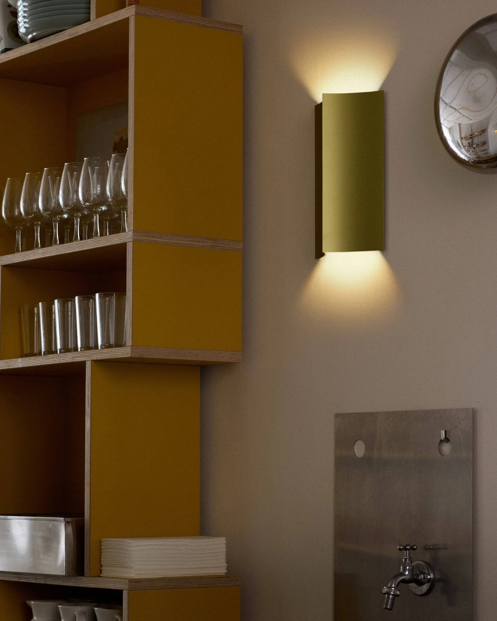 Lampa ścienna Concave 27, Stem (zielony) Pholc