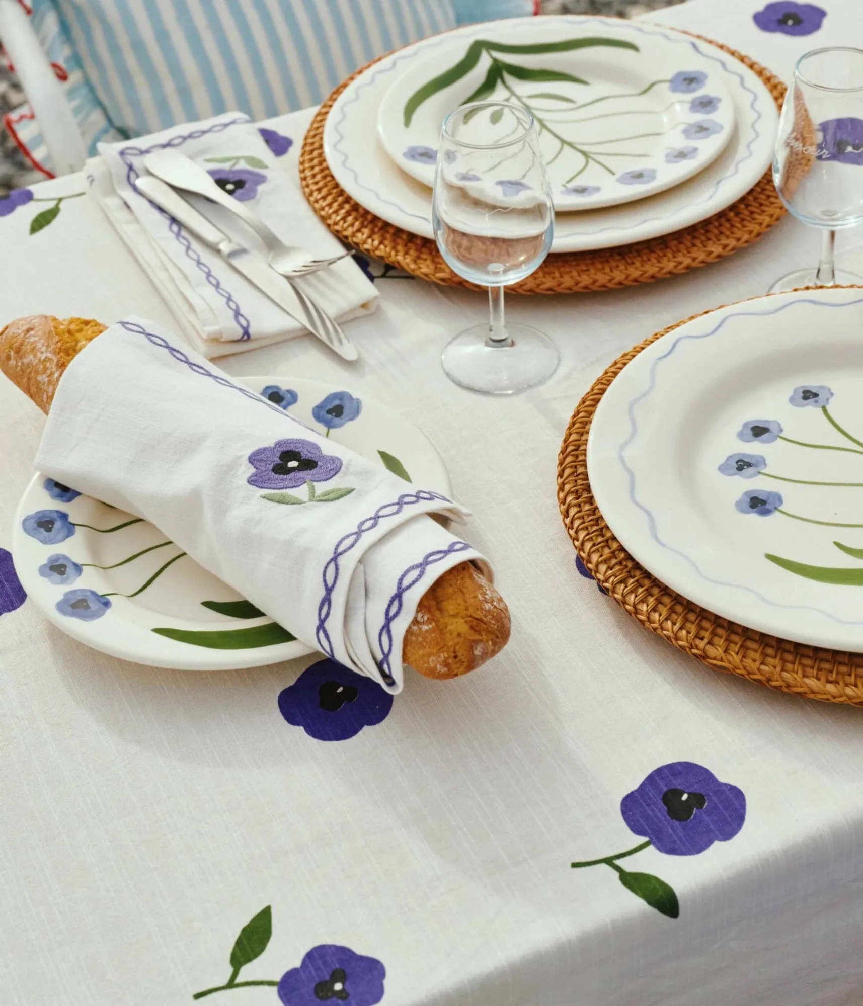 Madelen Möllard Pansy obrus, Blue 250x150 cm Pick a Poppy