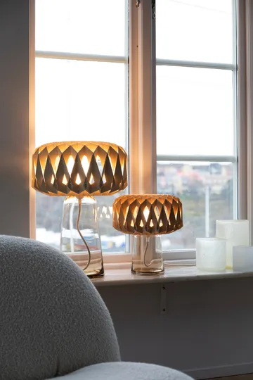 Signature 25 lampa stołowa - Amber-brzoza, Ø28×34 cm - Pilke