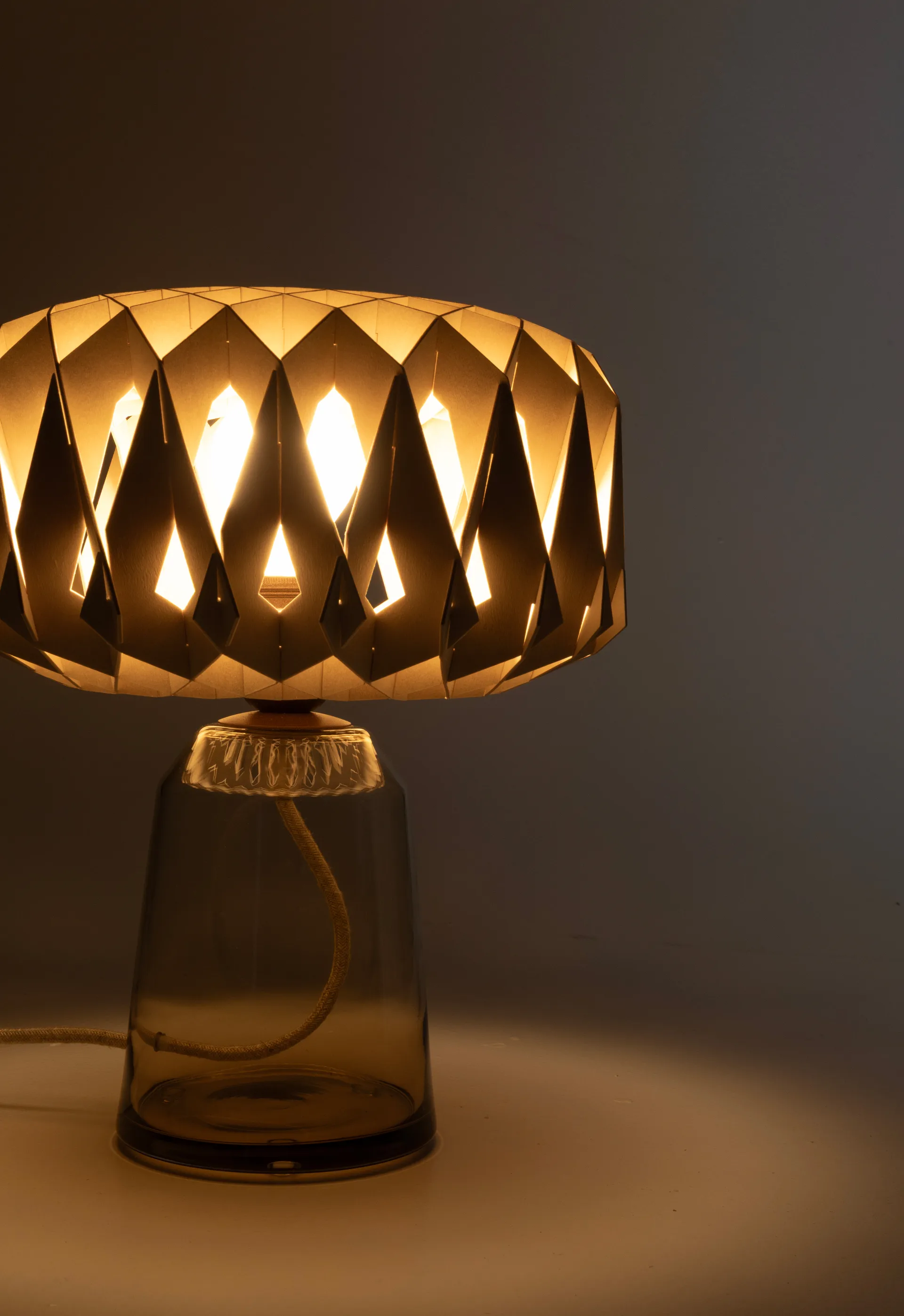 Signature 25 lampa stołowa, Amber-brzoza, Ø28×34 cm Pilke