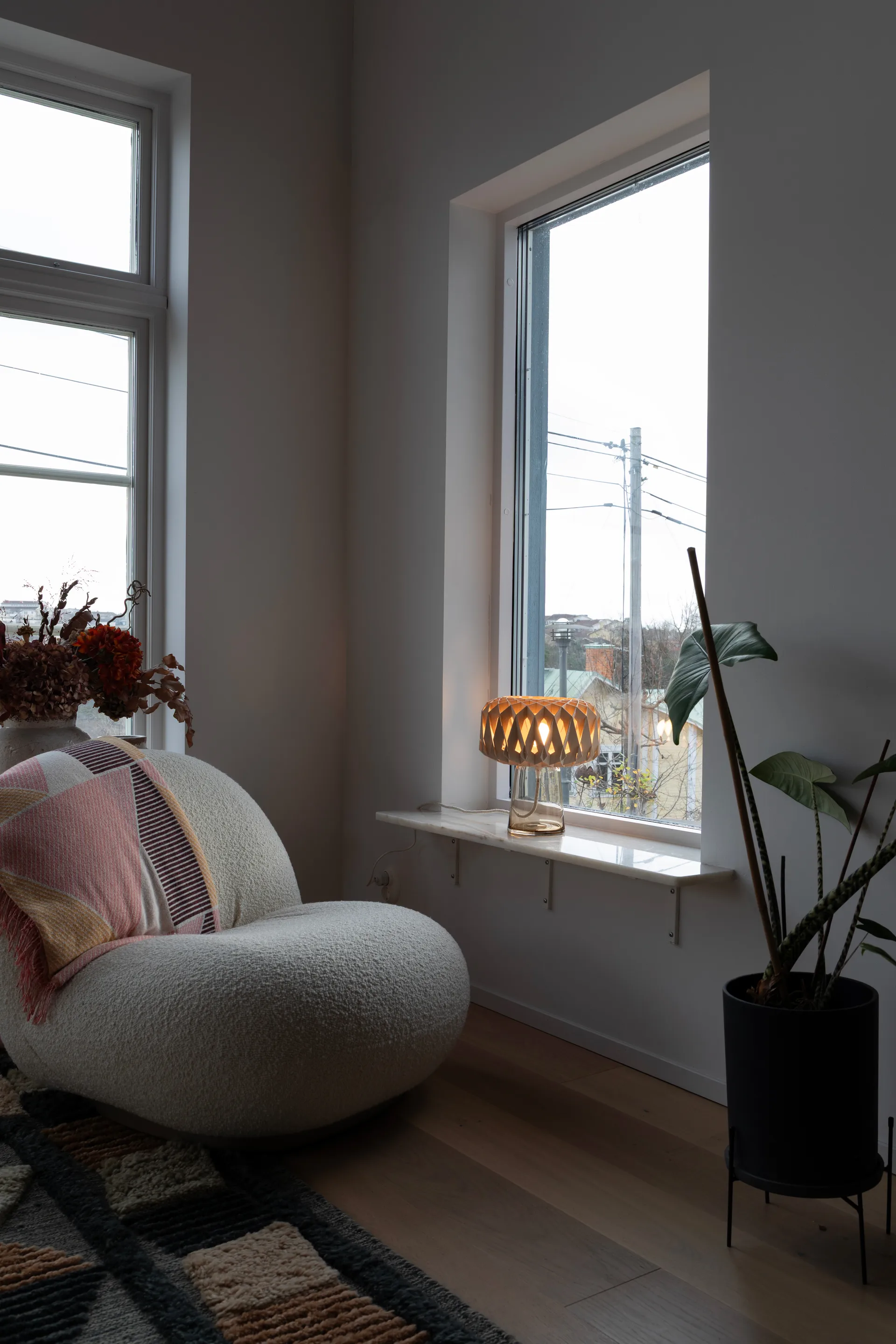 Signature 25 lampa stołowa, Amber-brzoza, Ø28×34 cm Pilke