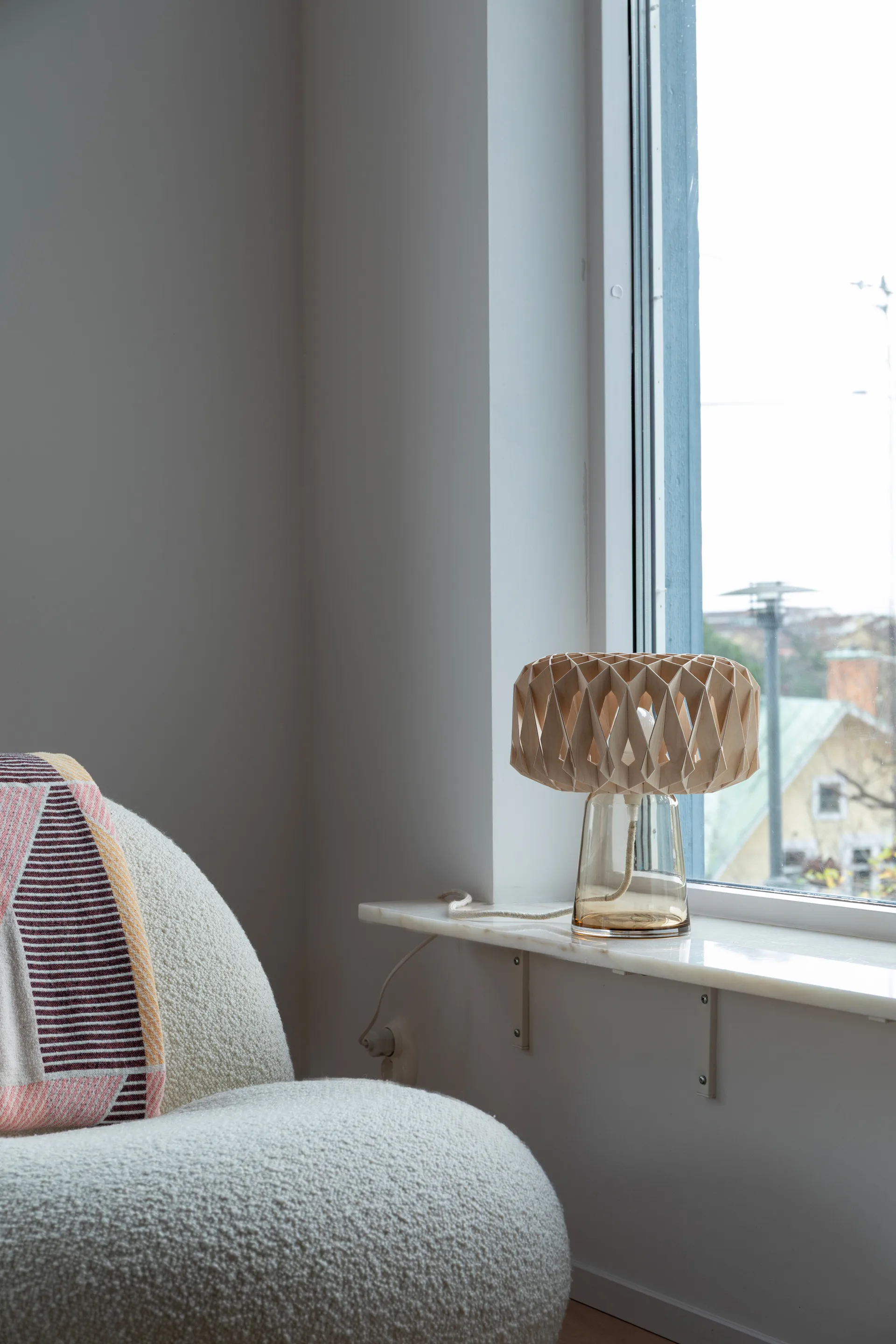 Signature 25 lampa stołowa, Amber-brzoza, Ø28×34 cm Pilke