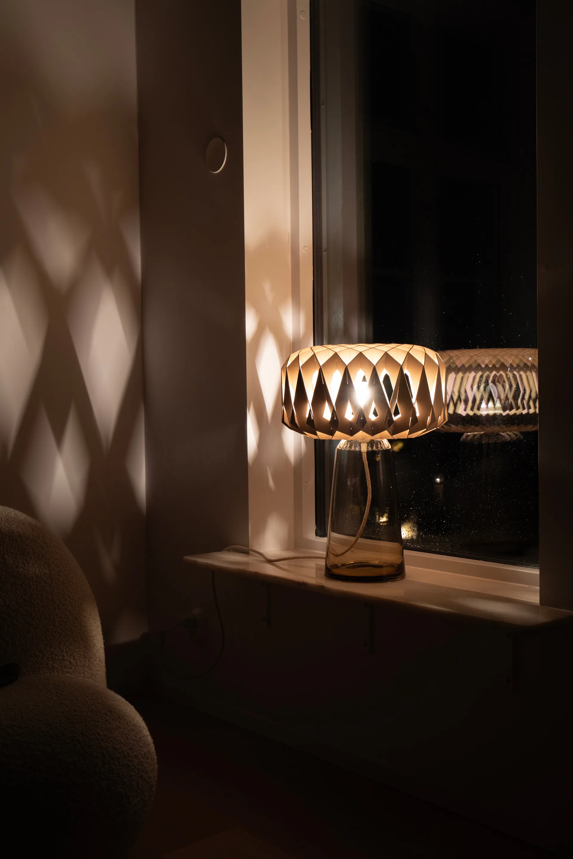 Signature 35 lampa stołowa, Amber-brzoza, Ø36,5×53 cm Pilke