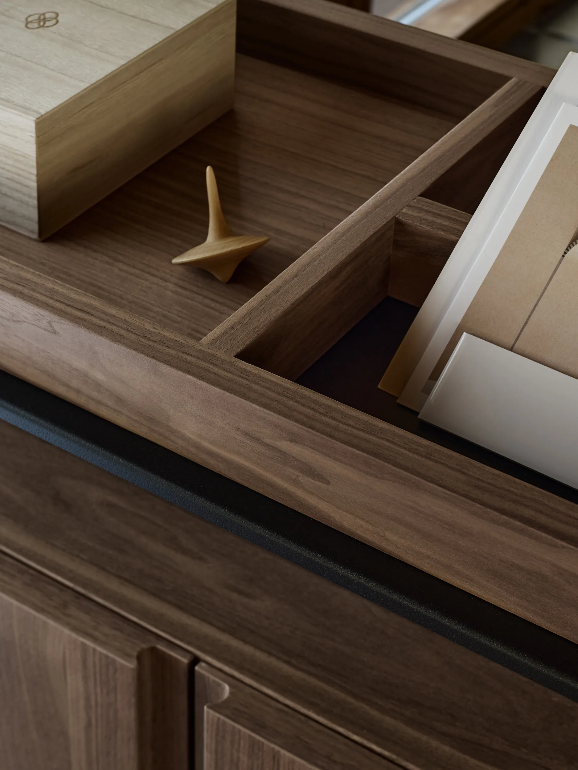 System półek Pira G2 F C A Black/Walnut 248-255 cm,  Pira