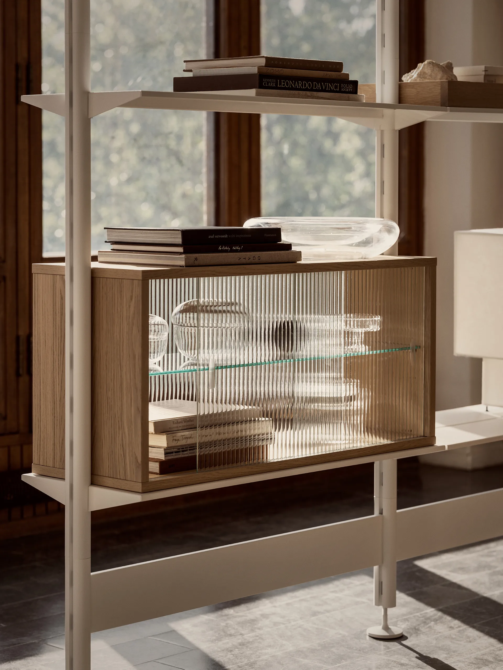 Witryna Pira, Dąb wybielany – szkło ryflowane, 90x31 cm, 4 drzwi Pira