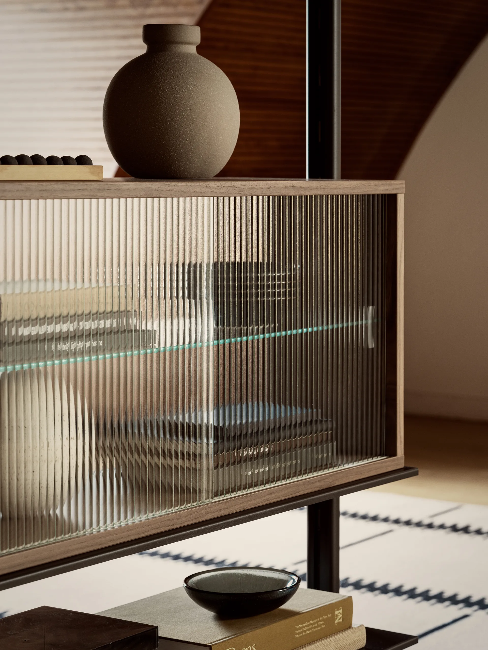 Witryna Pira, Orzech włoski – szkło ryflowane, 70x31 cm, 4 drzwi Pira