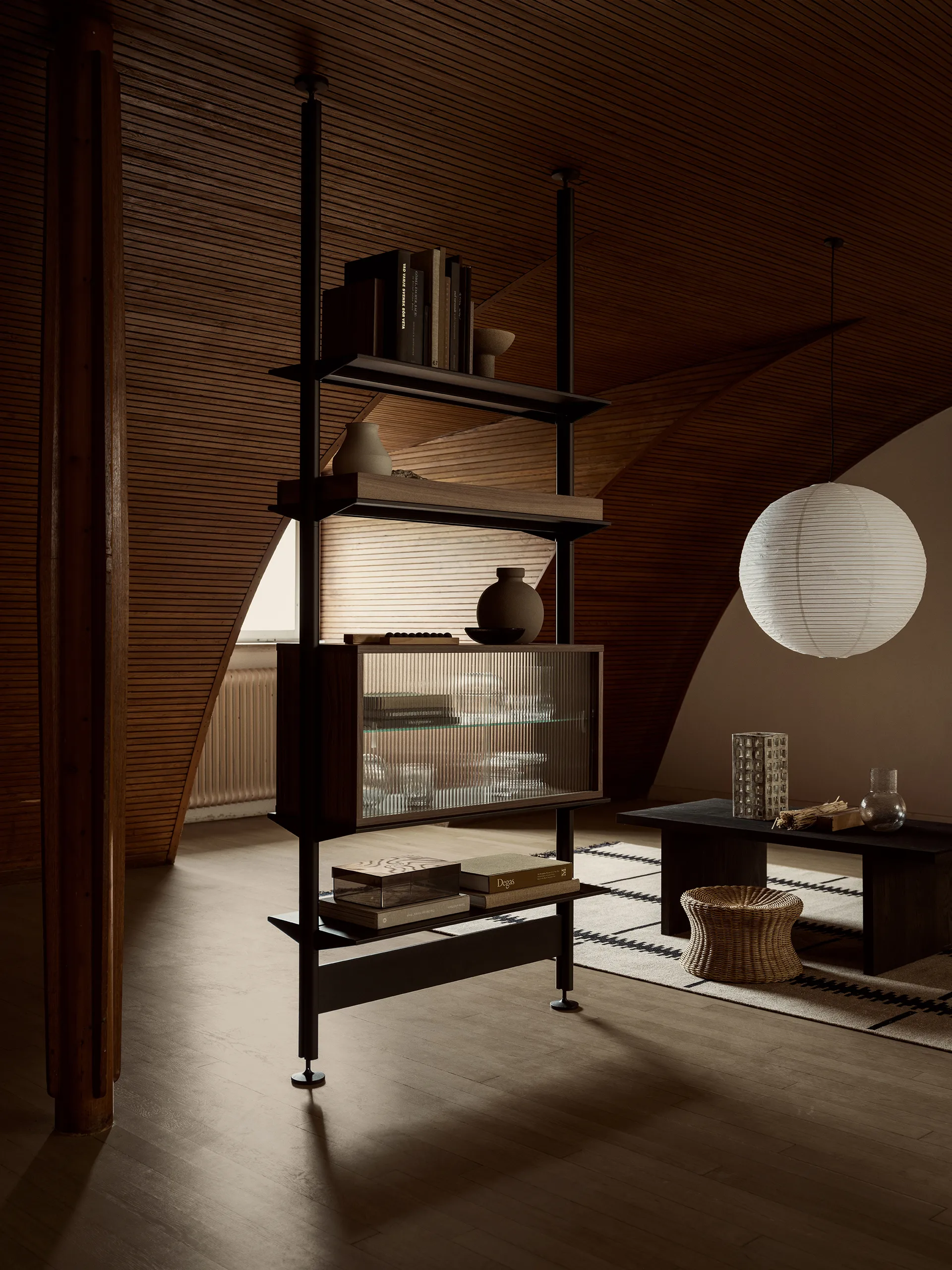 Witryna Pira, Orzech włoski – szkło ryflowane, 90x31 cm, 4 drzwi Pira