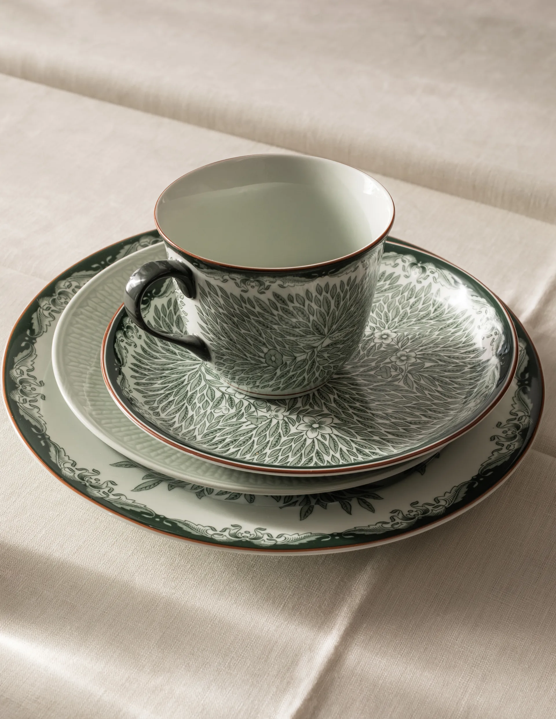 Ostindia Floris kubek 400 ml i talerz Ø20 cm, Zielony
 Rörstrand