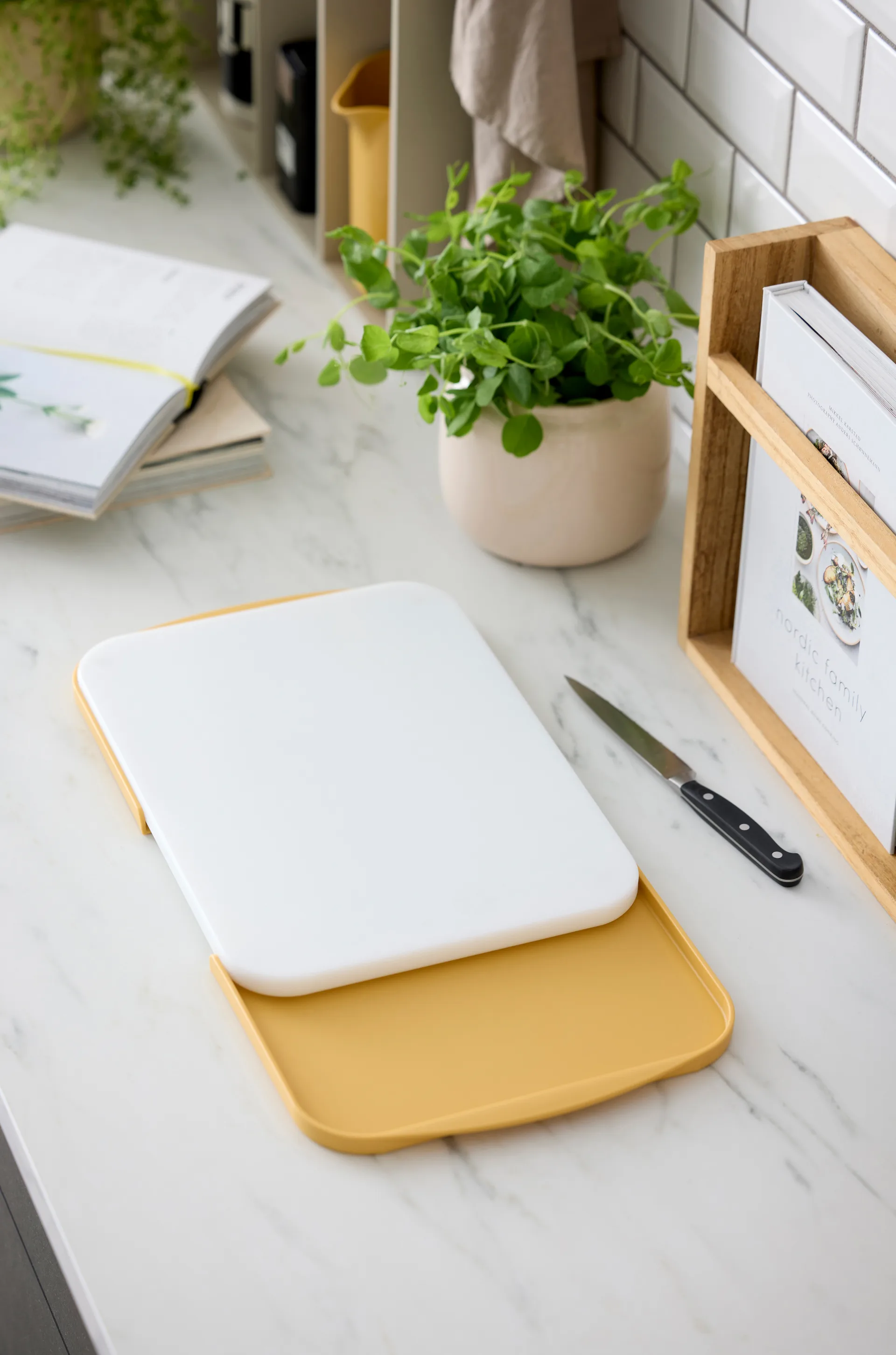 Deska do krojenia Separa z tackami, Curry, 39×26 cm Rosti