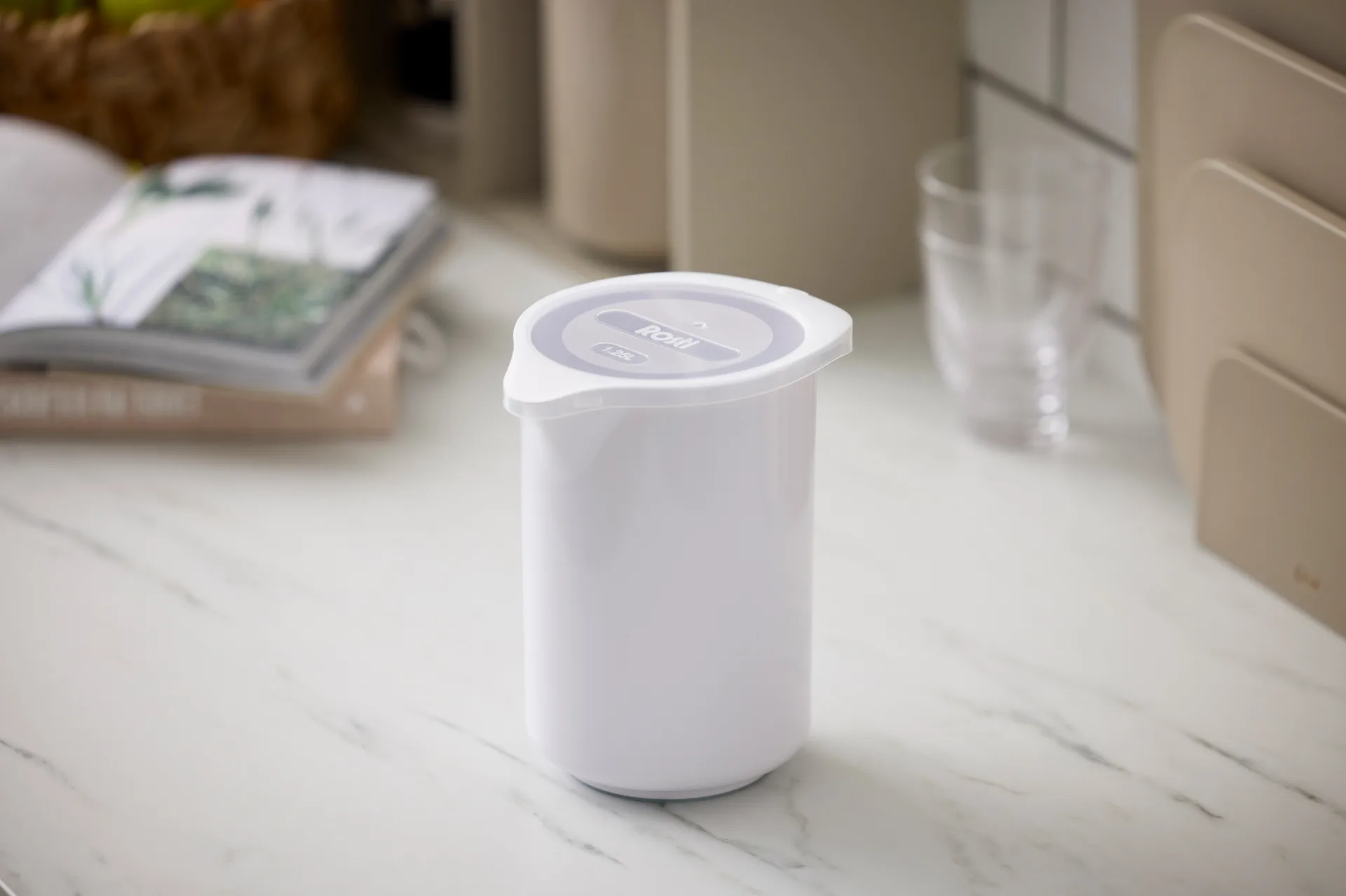 NEW dzbanek do miksowania Classic z pokrywką, Biały, 1,25 litra Rosti