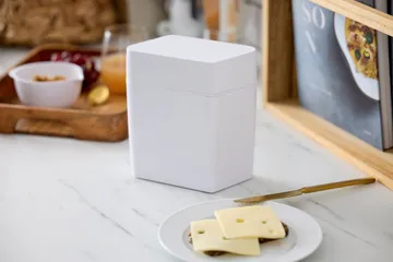 Pudełko na ser Classic z nożykiem do sera 16,5x10x19 cm - Biały - Rosti