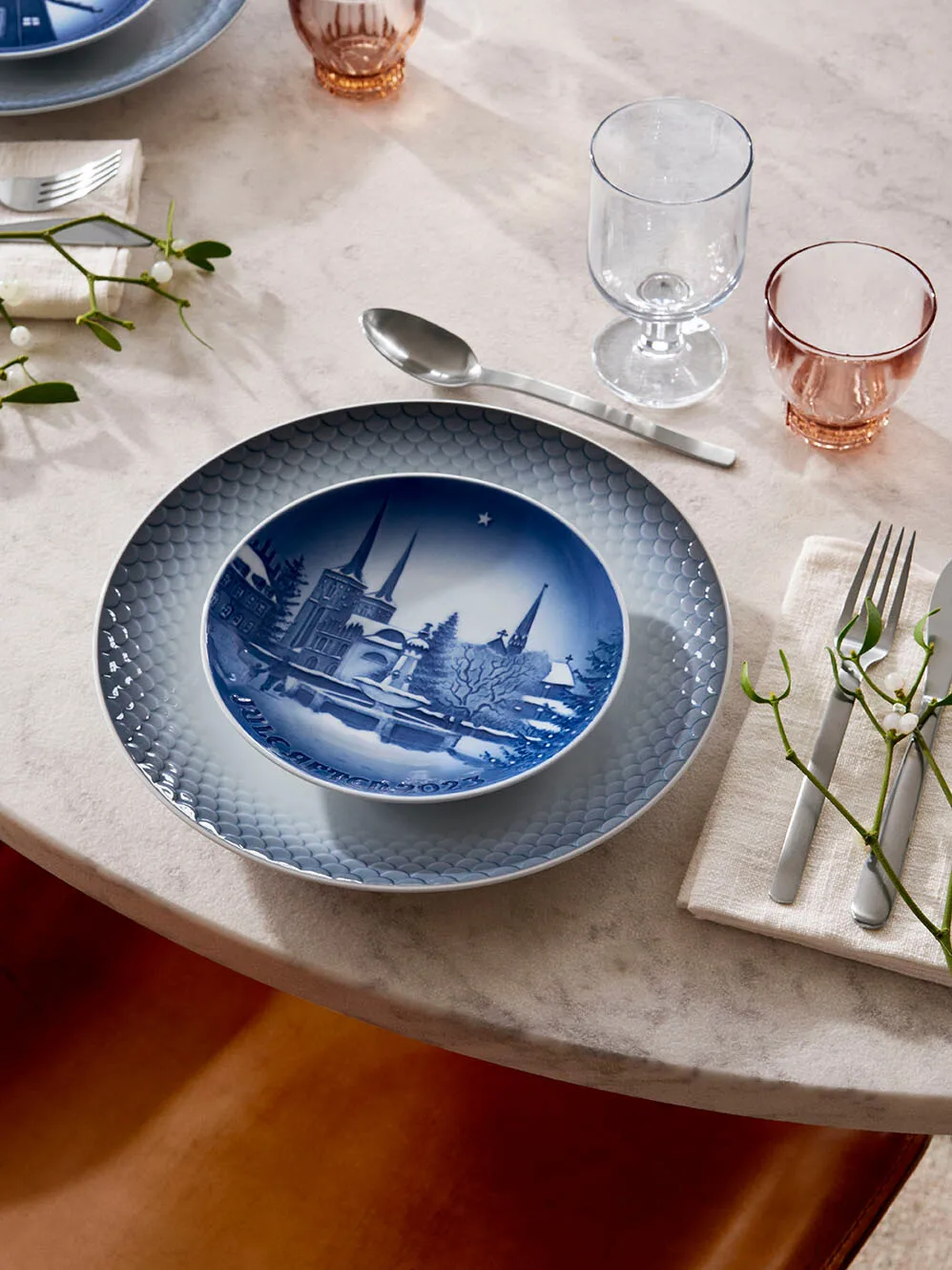 Bing & Grøndahl Collectibles talerz świąteczny 2023, Christmas in Roskilde Ø18 cm Royal Copenhagen