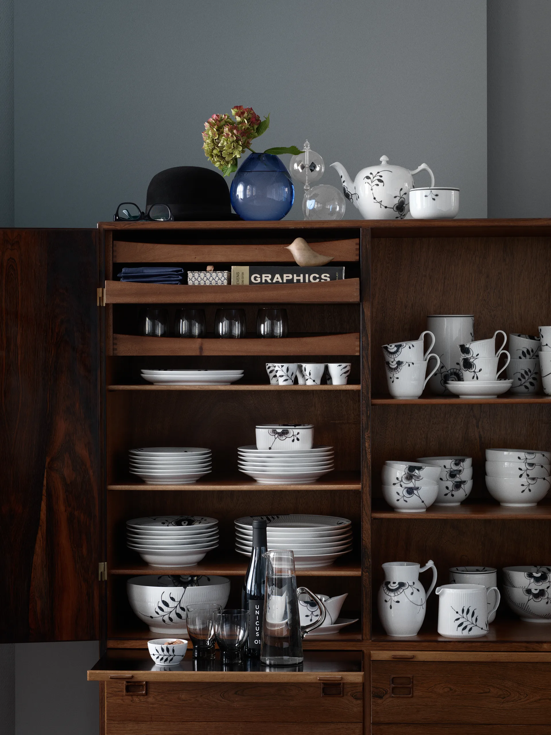 Talerz Black Fluted Mega 2, Ø22 cm Royal Copenhagen