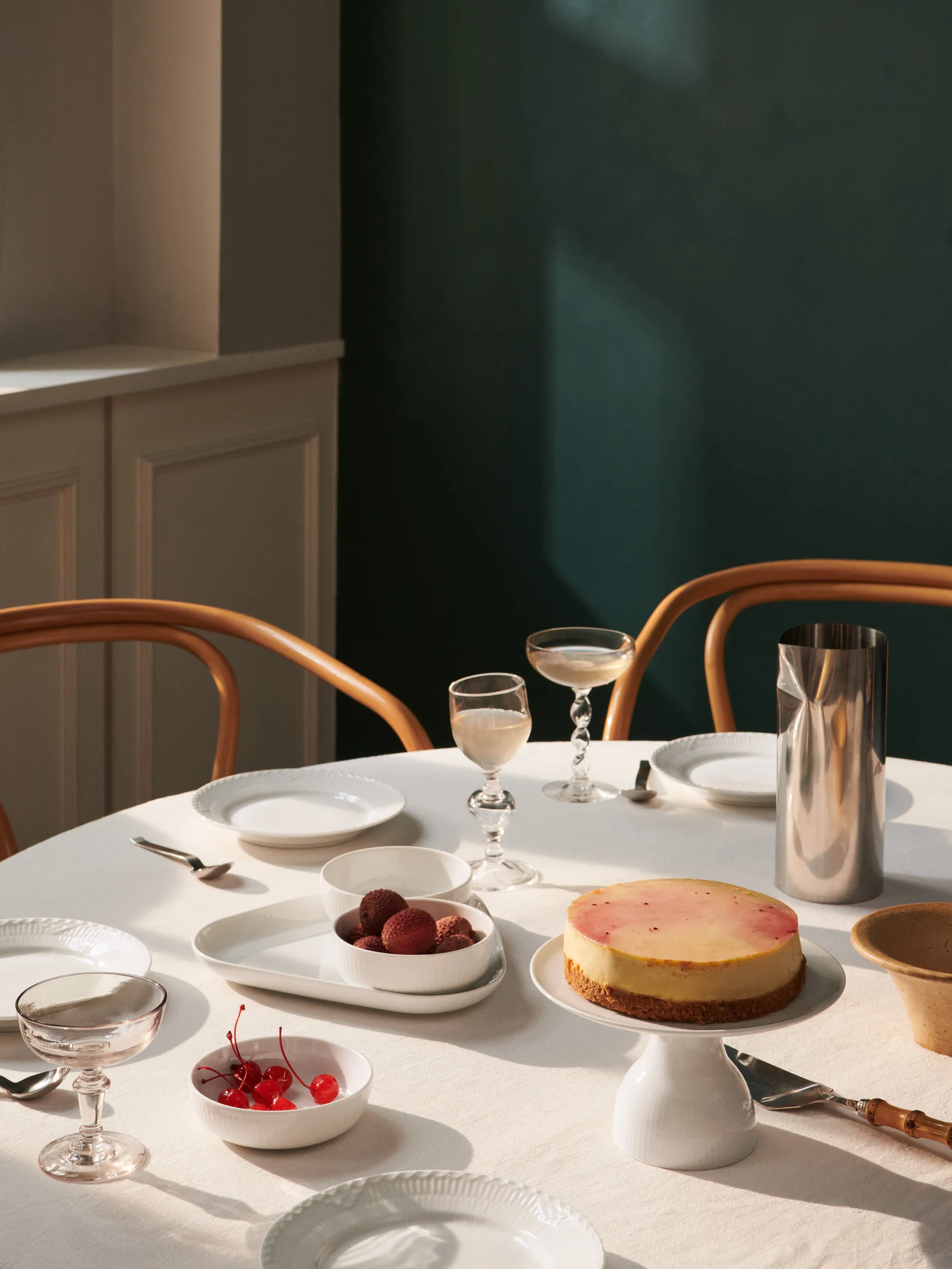 White Fluted patera do ciasta na nóżce Ø20 cm, Biały Royal Copenhagen