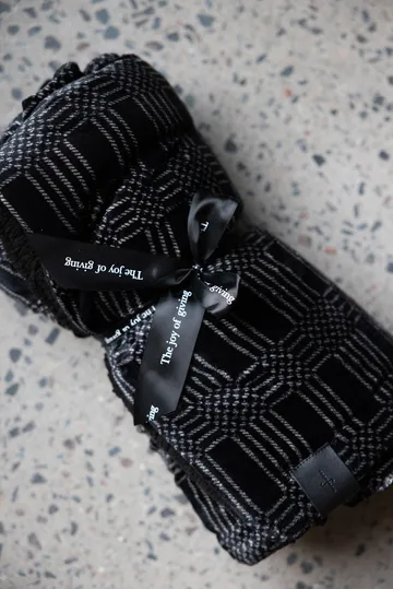 Koc polarowy Rut 130x170 cm - Czarny - Sagaform