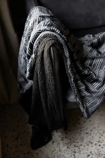 Koc polarowy Rut 130x170 cm - Czarny - Sagaform