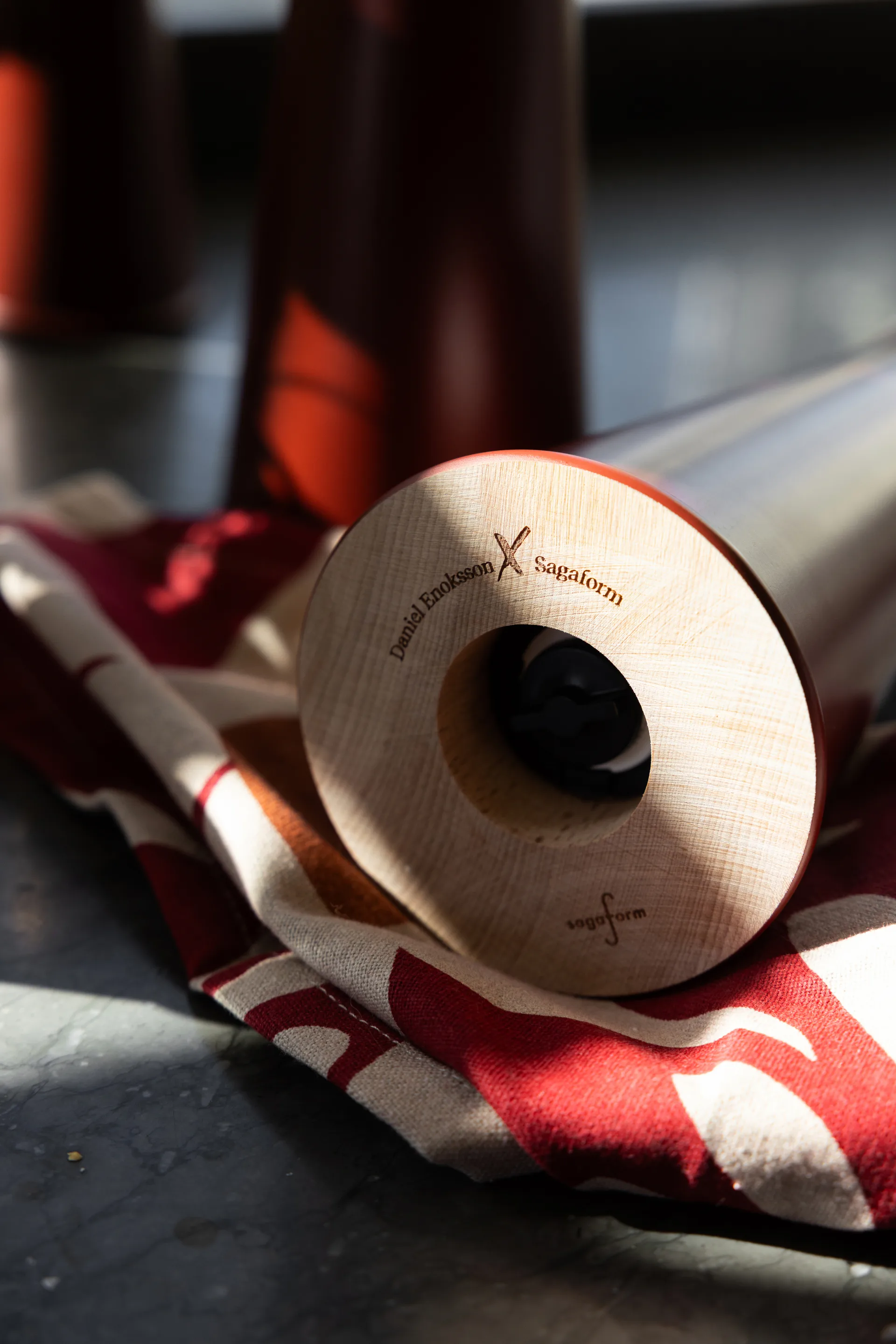 Młynek do soli i pieprzu Gurken duży 32 cm, Czerwono-brązowy Sagaform