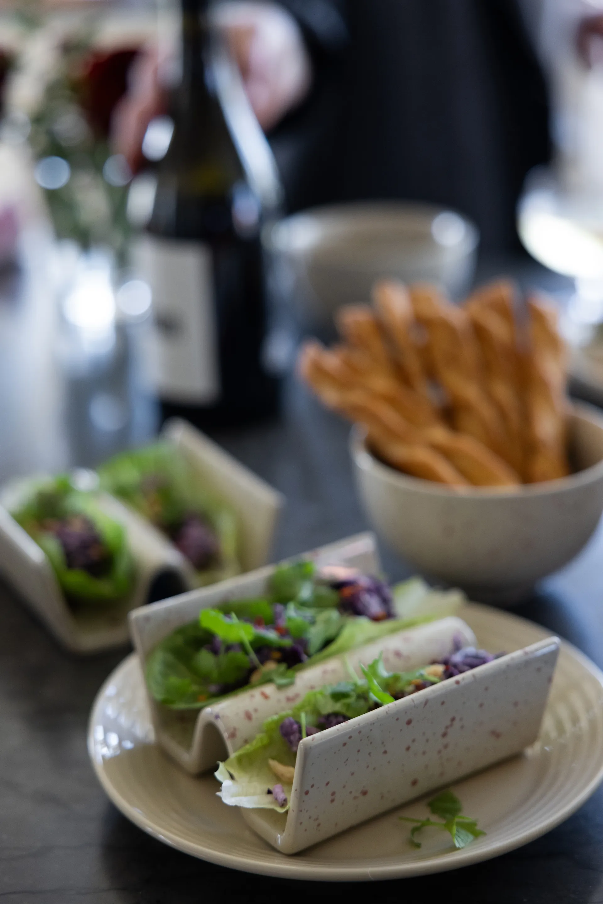 Stojak na tacos Ditte 2-pak, Beżowo-bordowy Sagaform