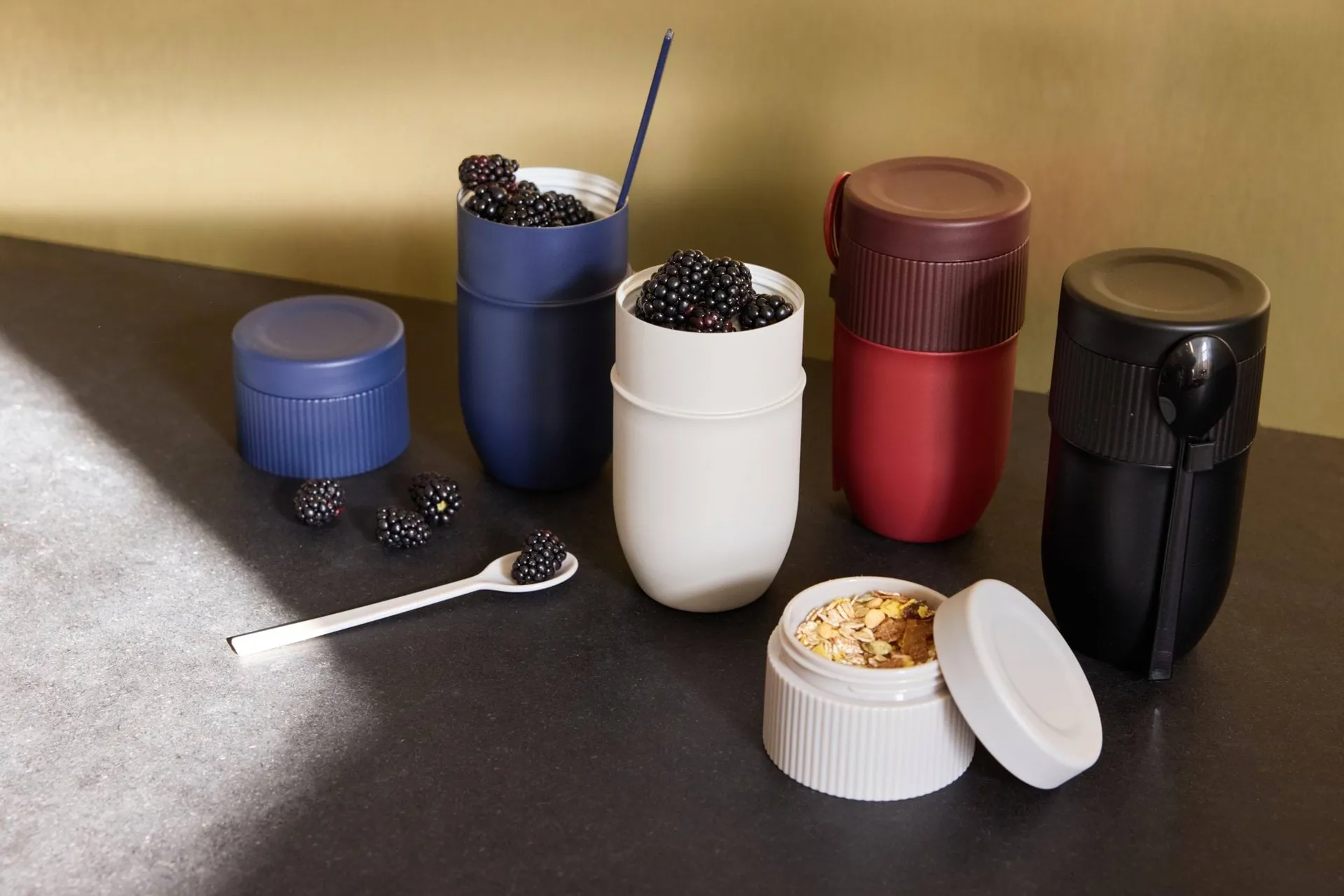 Termos obiadowy / kubek na jogurt Ted z łyżeczką, Bordowy Pantone 7624C, 320 ml Sagaform