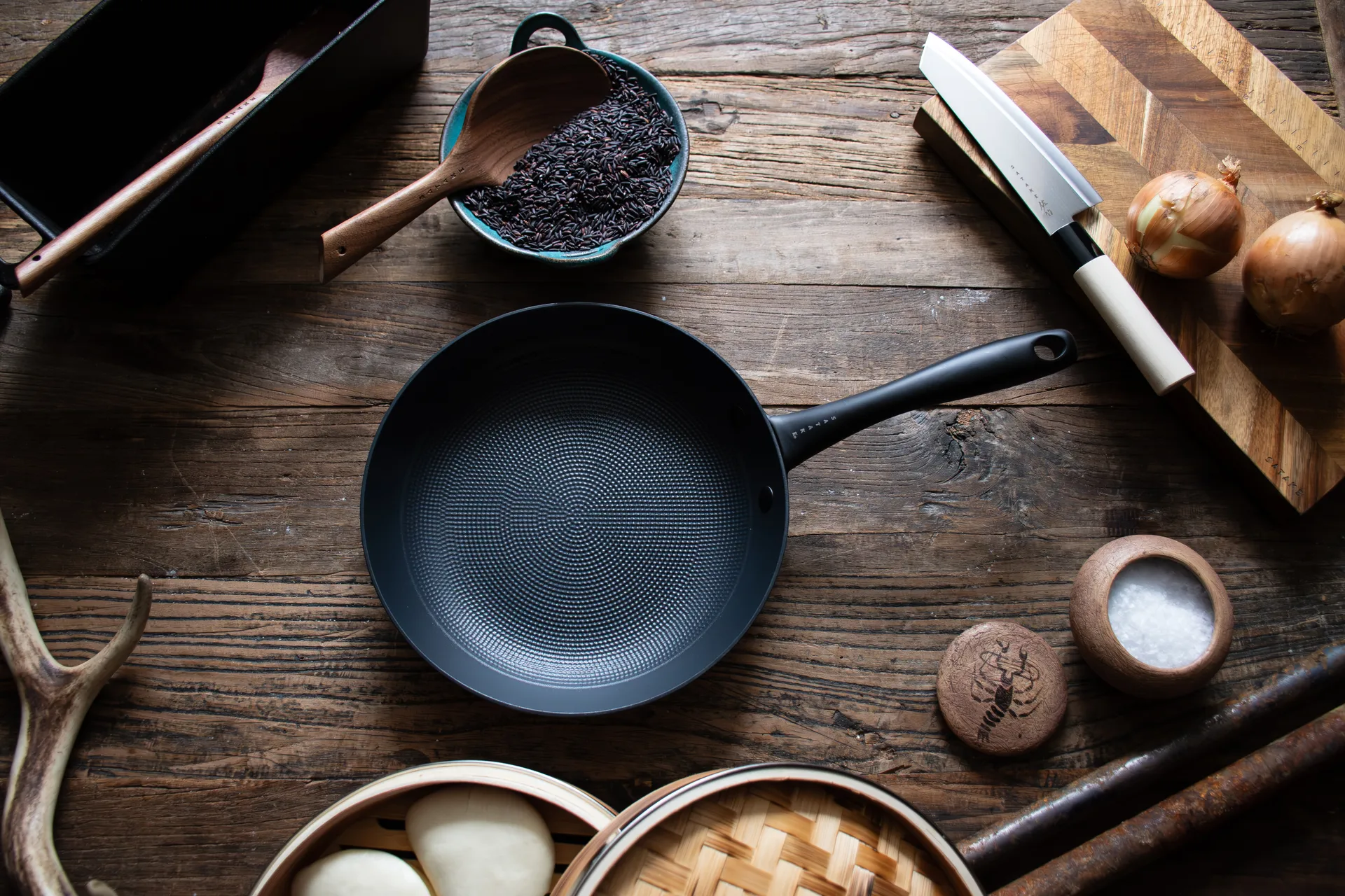 Patelnia ceramiczna Satake z lekkiego żeliwa, 24 cm Satake