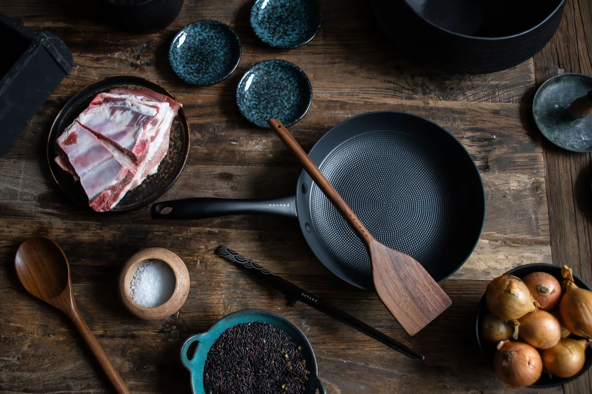 Patelnia ceramiczna Satake z lekkiego żeliwa, 24 cm Satake