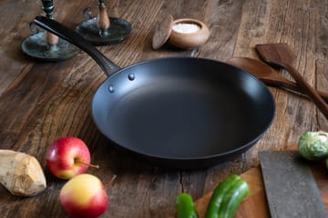 Patelnia ceramiczna Satake z lekkiego żeliwa - 30 cm - Satake