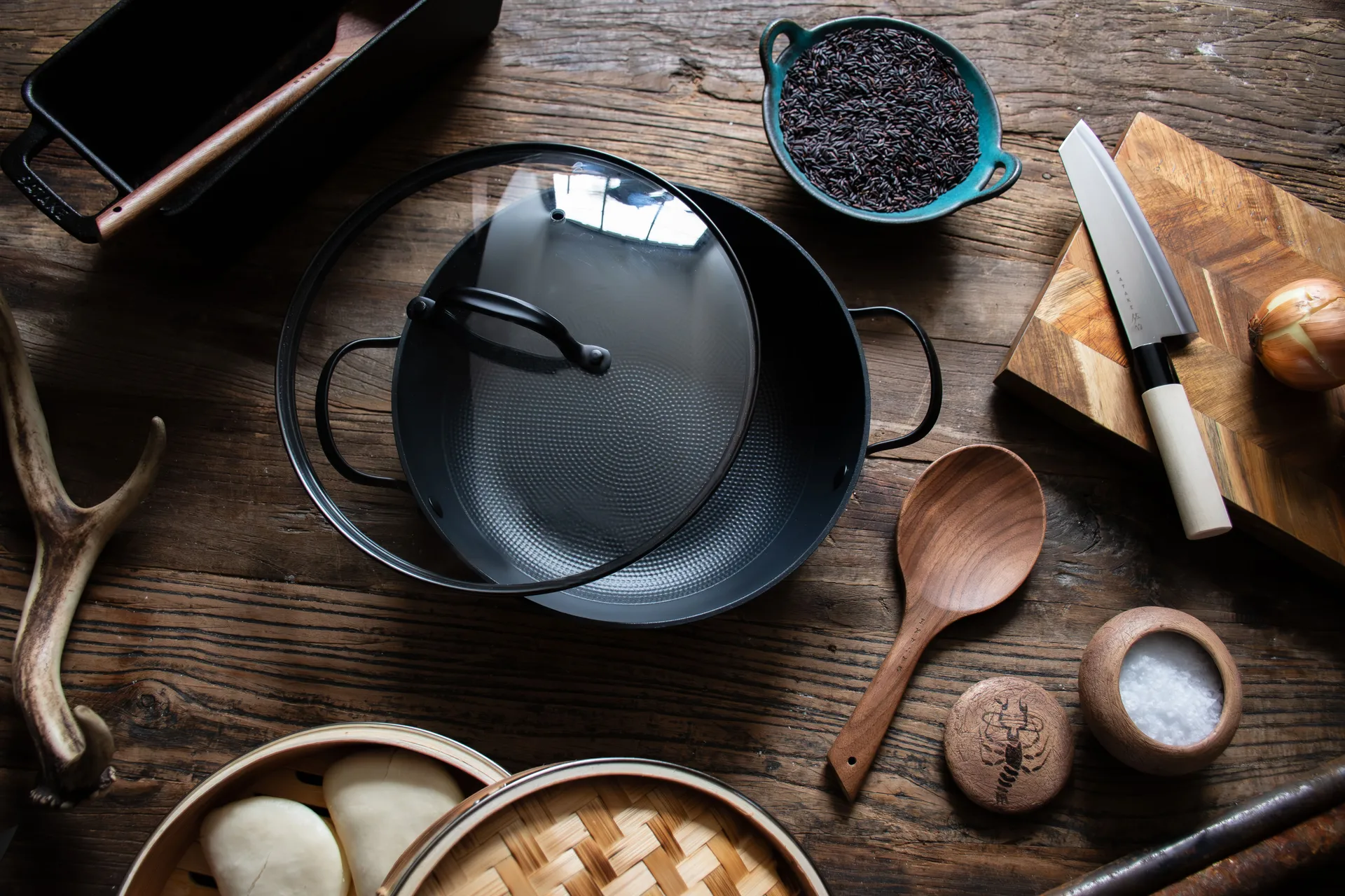 Rondel Satake z lekkiego żeliwa ze szklaną pokrywką, 26 cm Satake