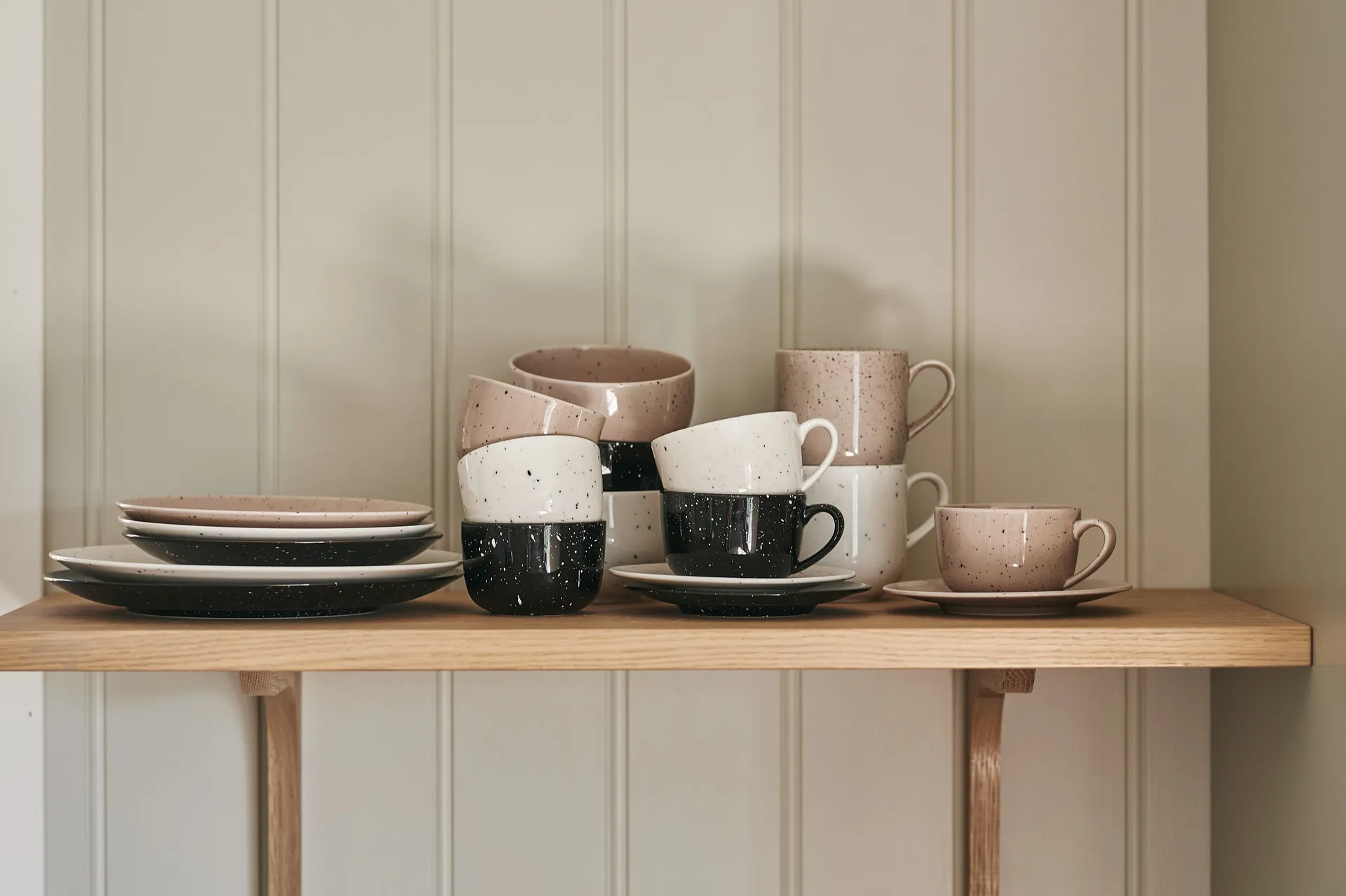 Filiżanka ze spodkiem Freckle 26 cl., Czarna Scandi Living