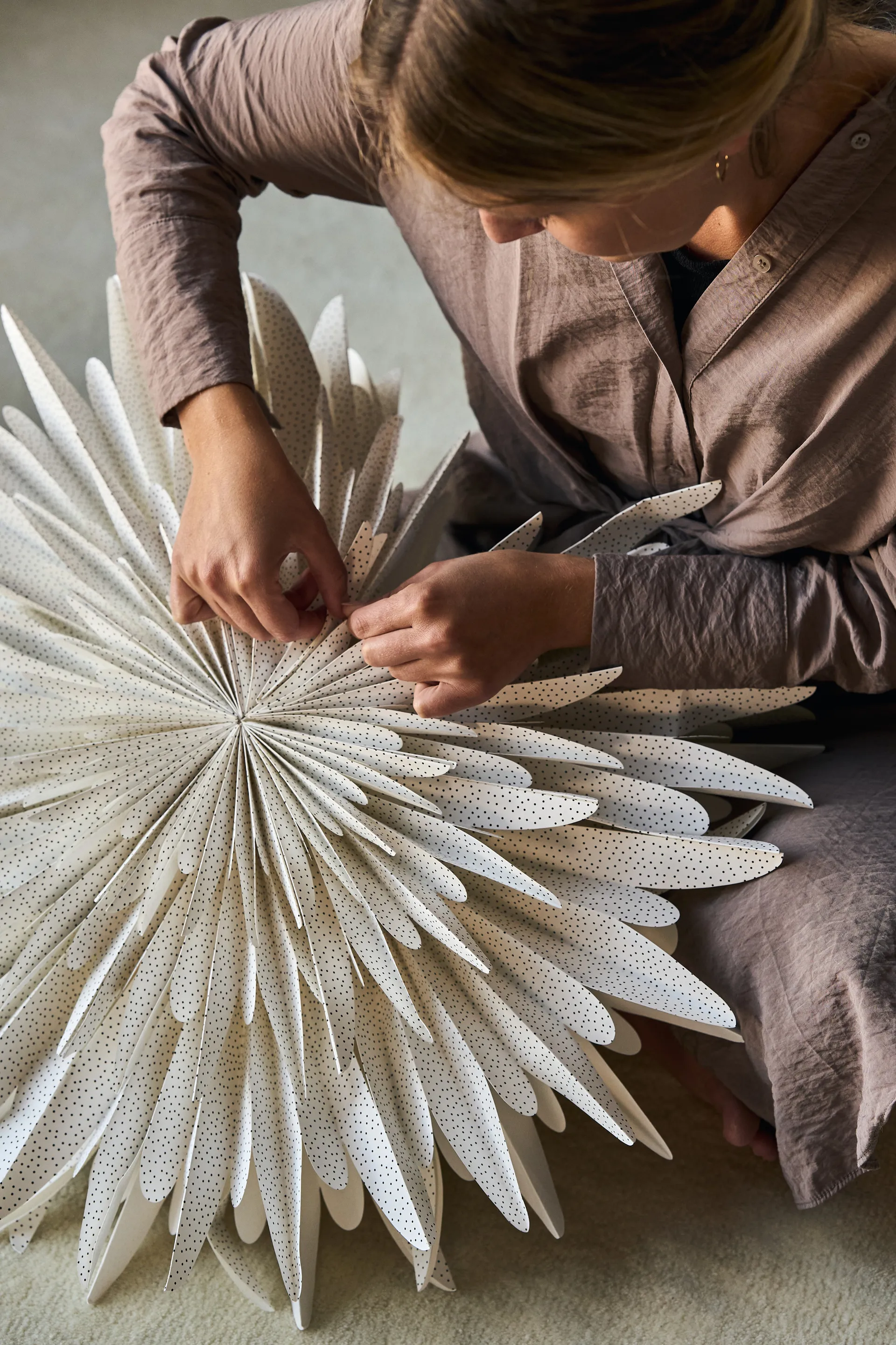 Gwiazda adwentowa Luna, biała w kropki, 60 cm Scandi Living