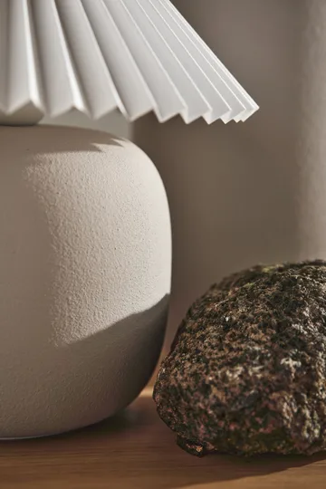 Lampa stołowa Boulder 29 cm beige-pleated white - Scandi Living