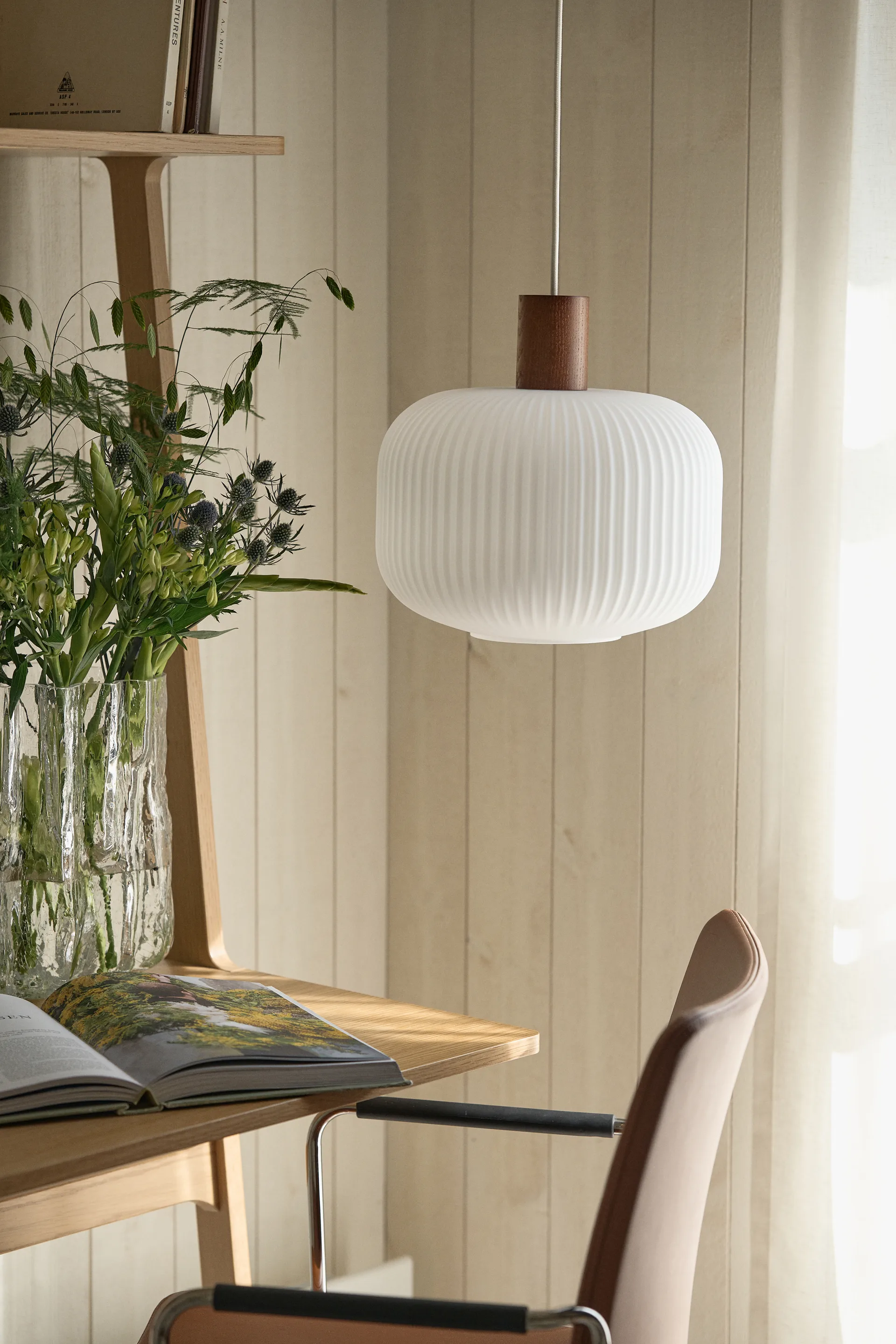 Lampa sufitowa Fair Ø30 cm, Szkło matowe - ciemny bejcowany jesion Scandi Living