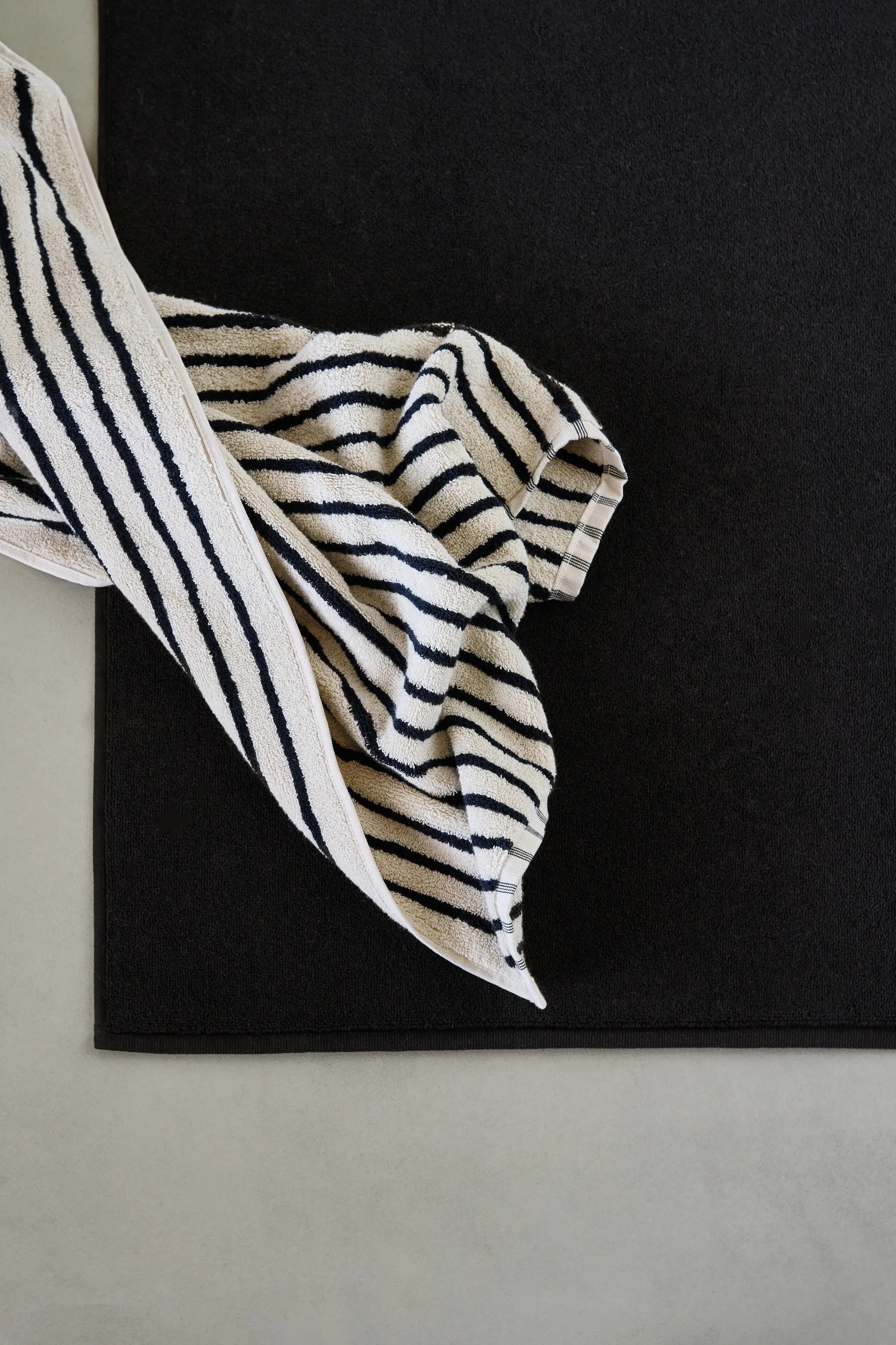 Mata łazienkowa Drift 50x70 cm, Czarny Scandi Living
