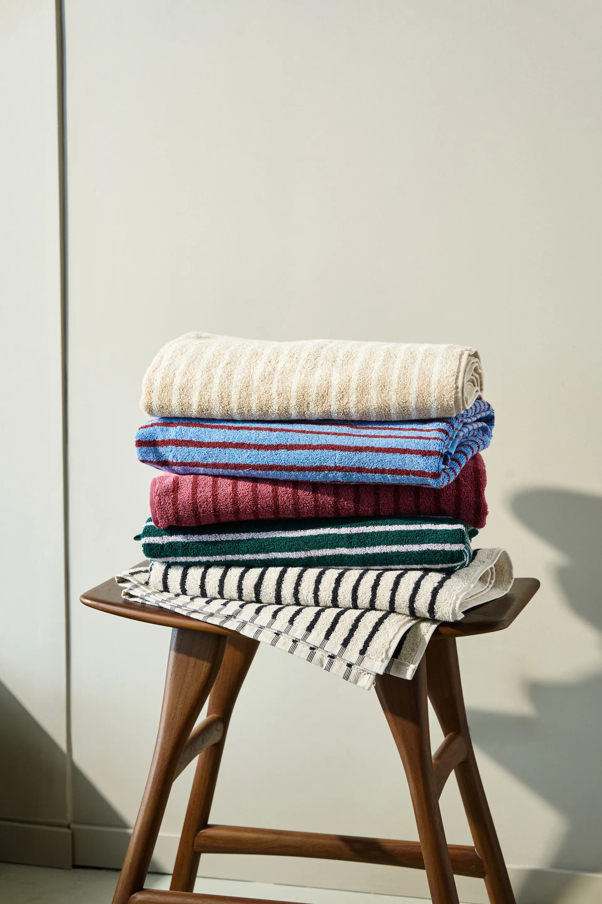 Ręcznik kąpielowy Drift 70x140 cm, Beżowo-biały Scandi Living