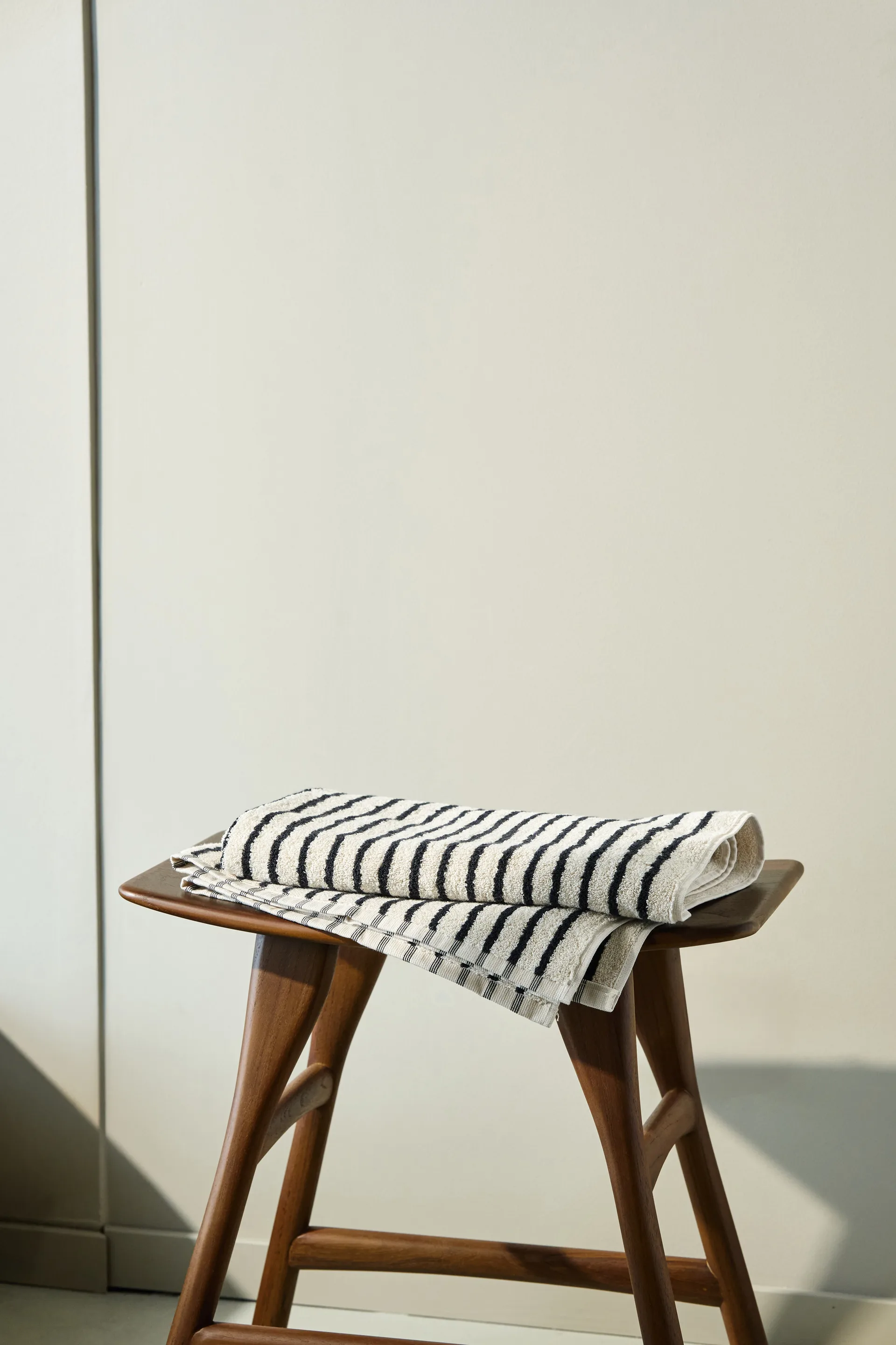 Ręcznik kąpielowy Drift 70x140 cm, Biało-czarny Scandi Living