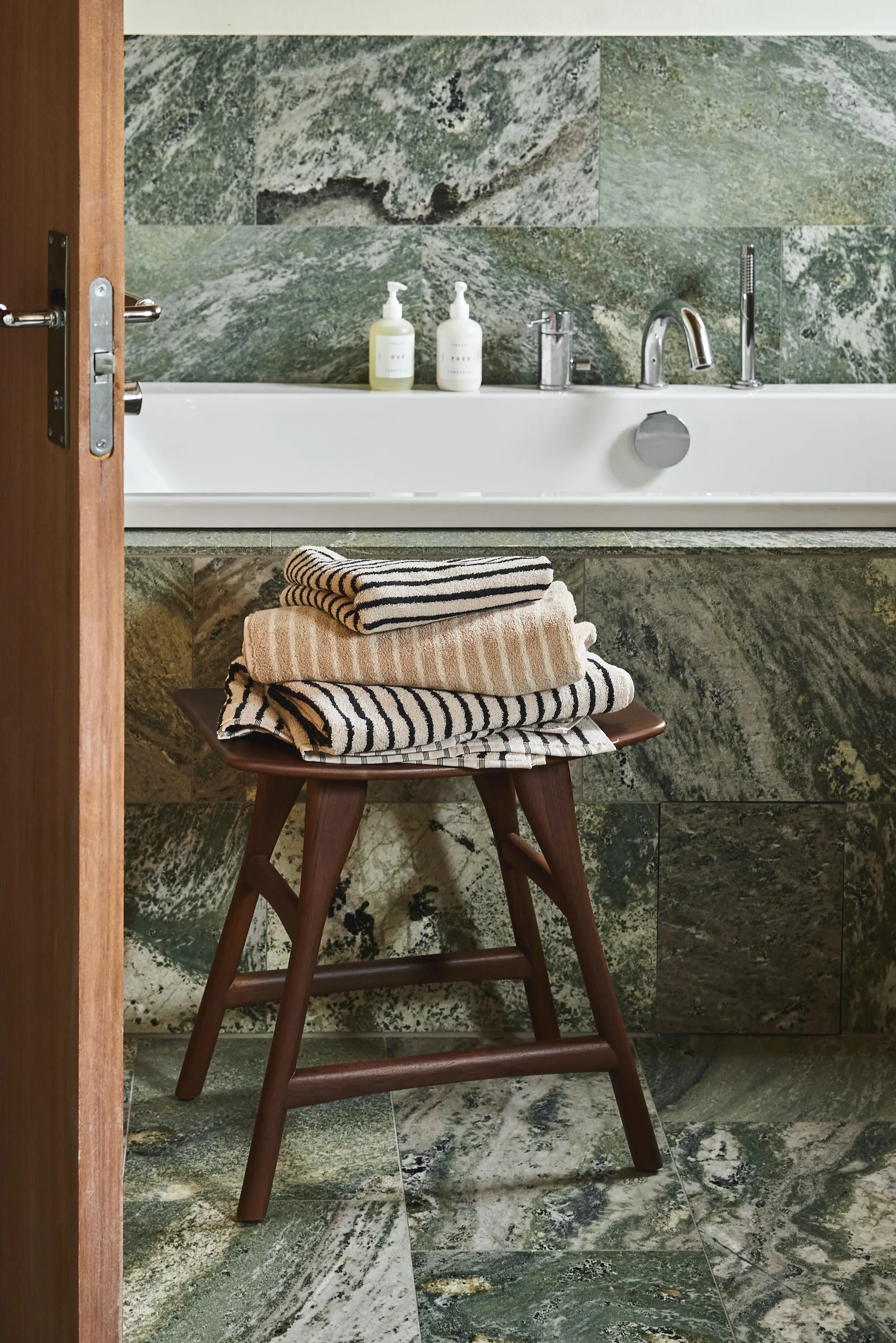 Ręcznik kąpielowy Drift 70x140 cm, Biało-czarny Scandi Living