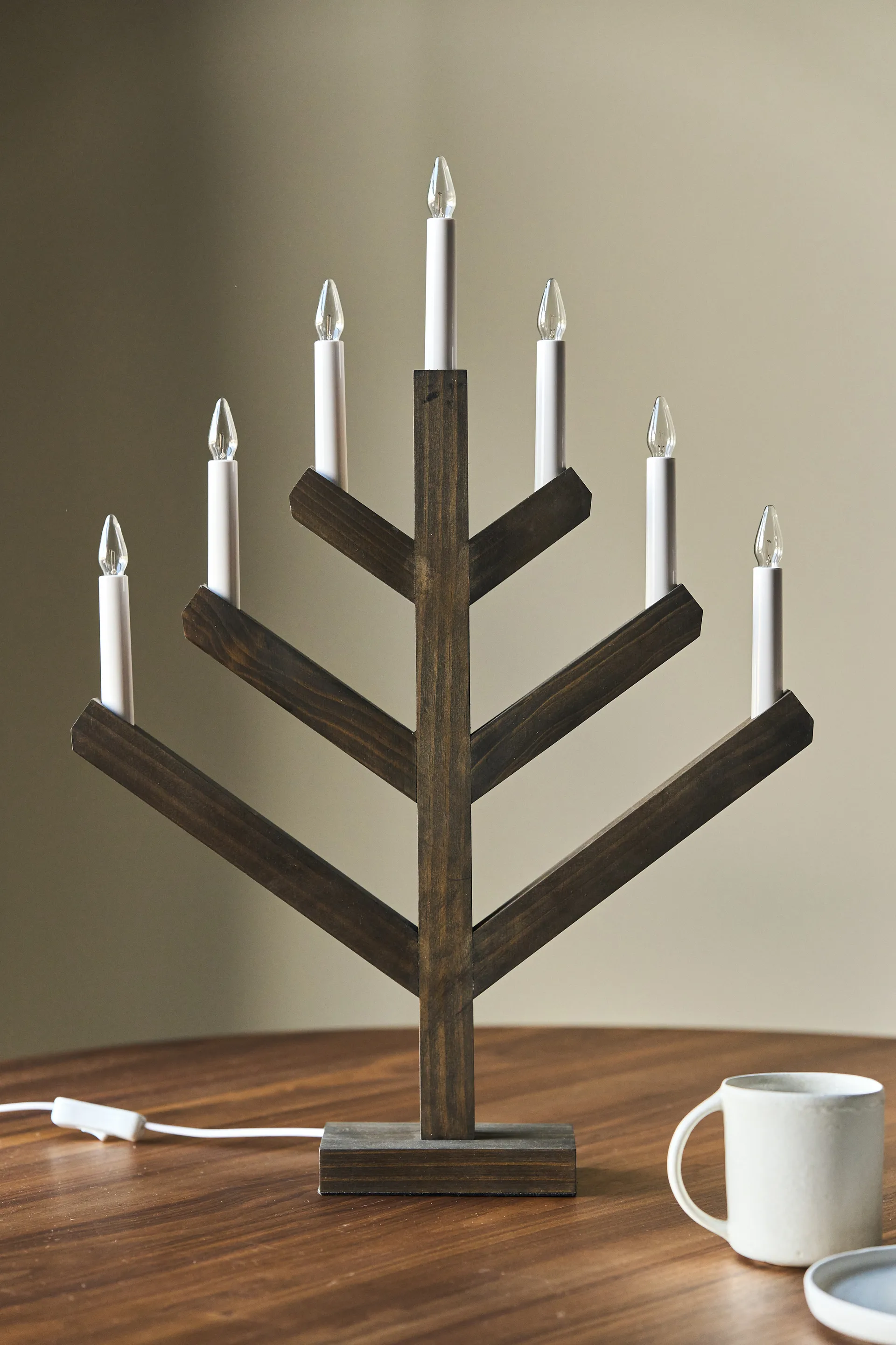 Świecznik adwentowy Pine 62 cm, Bejcowany na ciemno Scandi Living