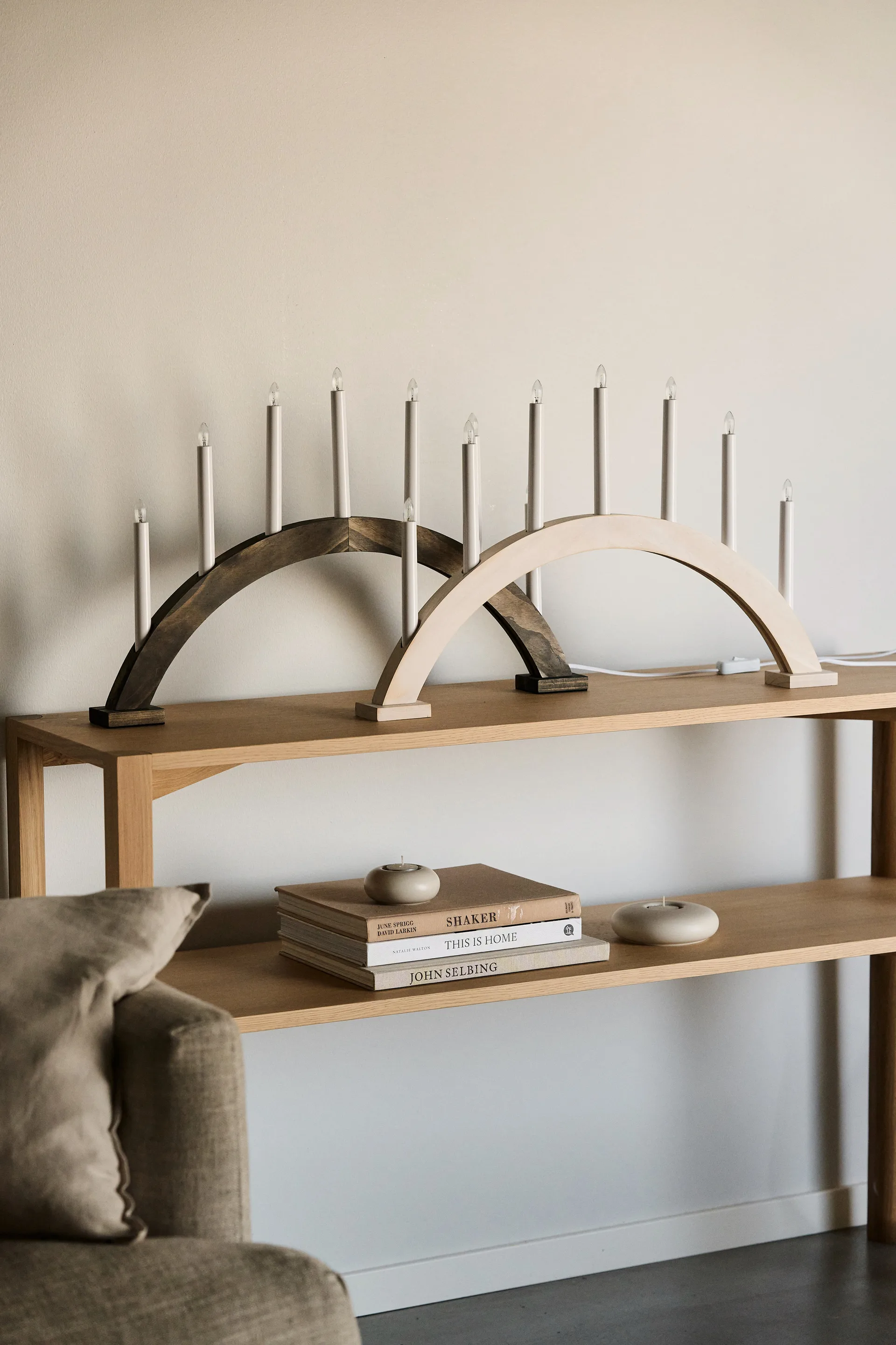  Świecznik adwentowy Sky łuk 41 cm, Bejcowany na biało Scandi Living