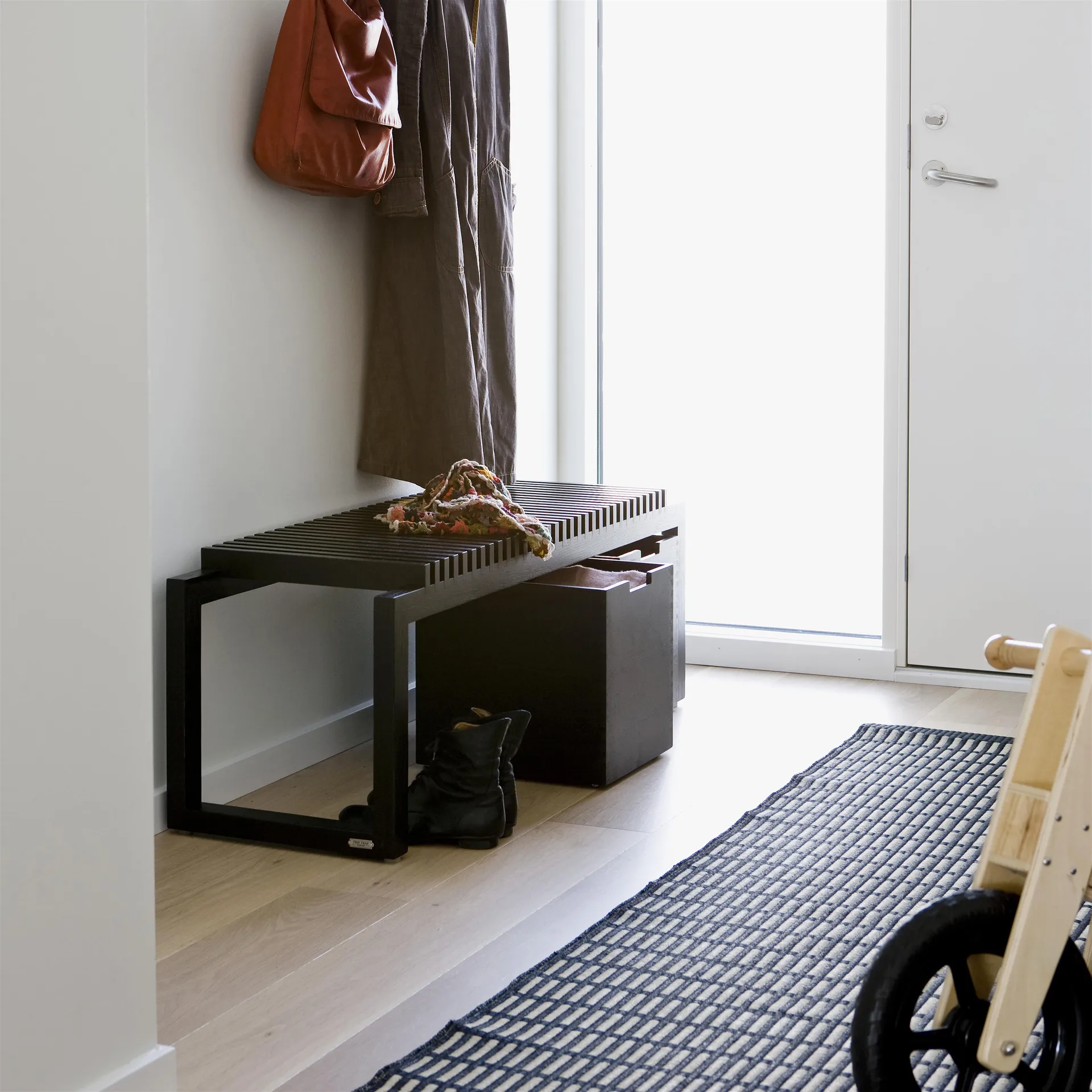 Ławka Cutter 121 cm, Dąb lakierowany na czarno Skagerak