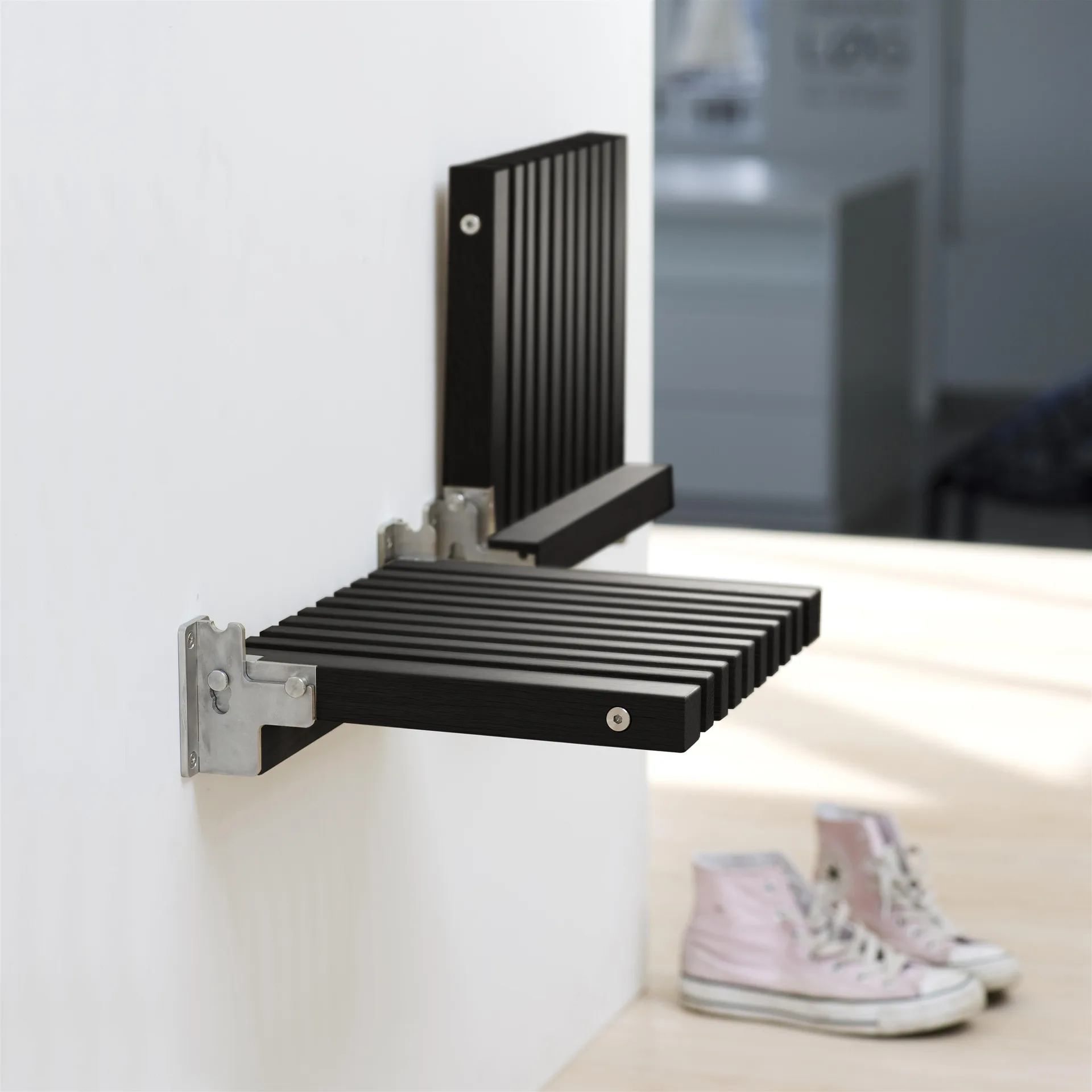 Siedzisko składane ścienne Cutter, Dąb lakierowany na czarno Skagerak