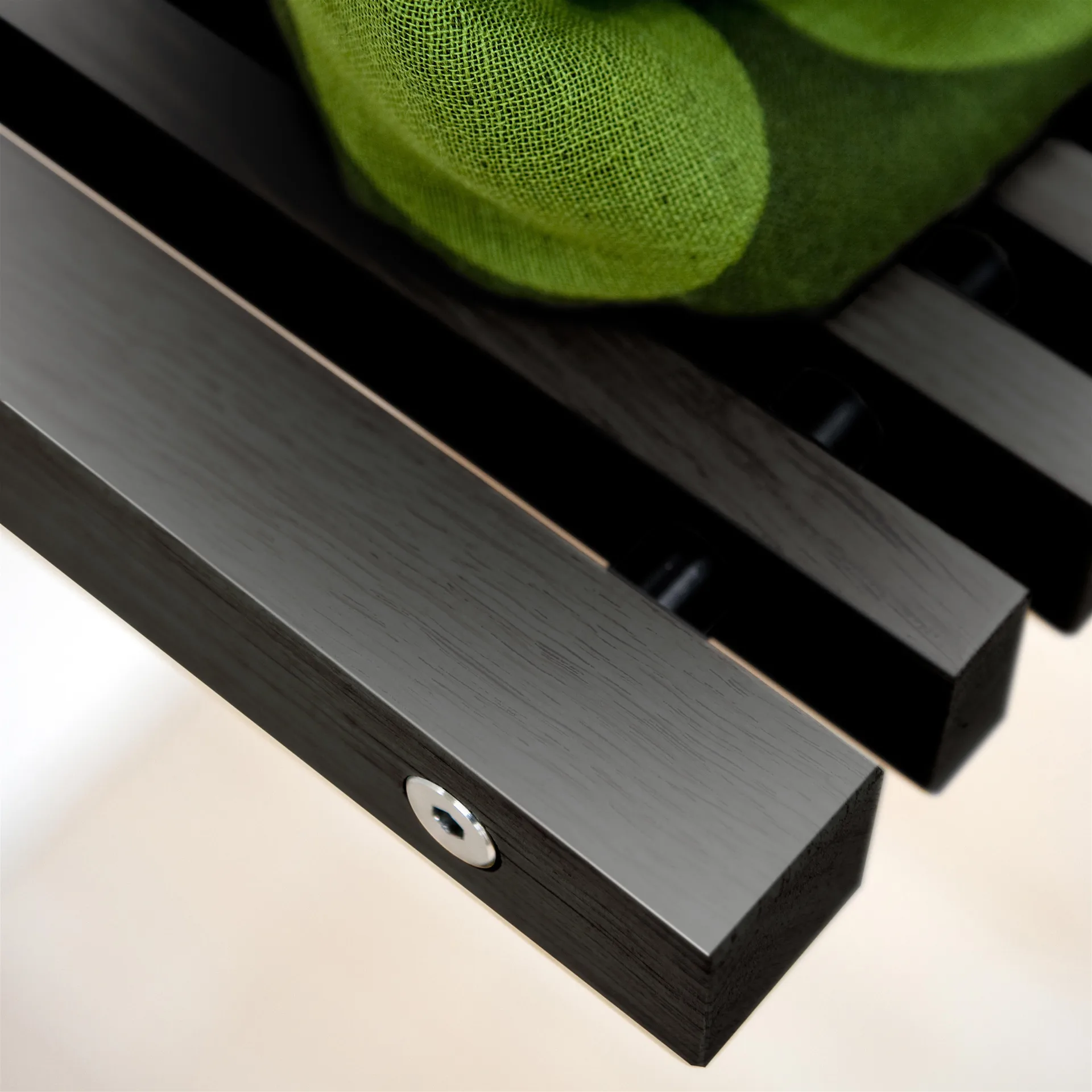 Siedzisko składane ścienne Cutter, Dąb lakierowany na czarno Skagerak