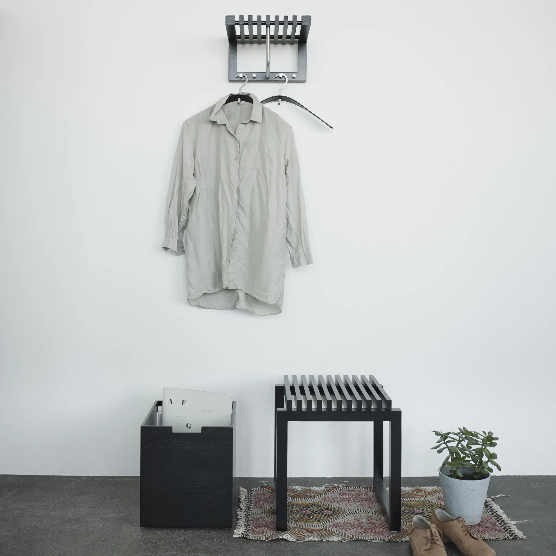 Stołek Cutter, Dąb lakierowany na czarno Skagerak