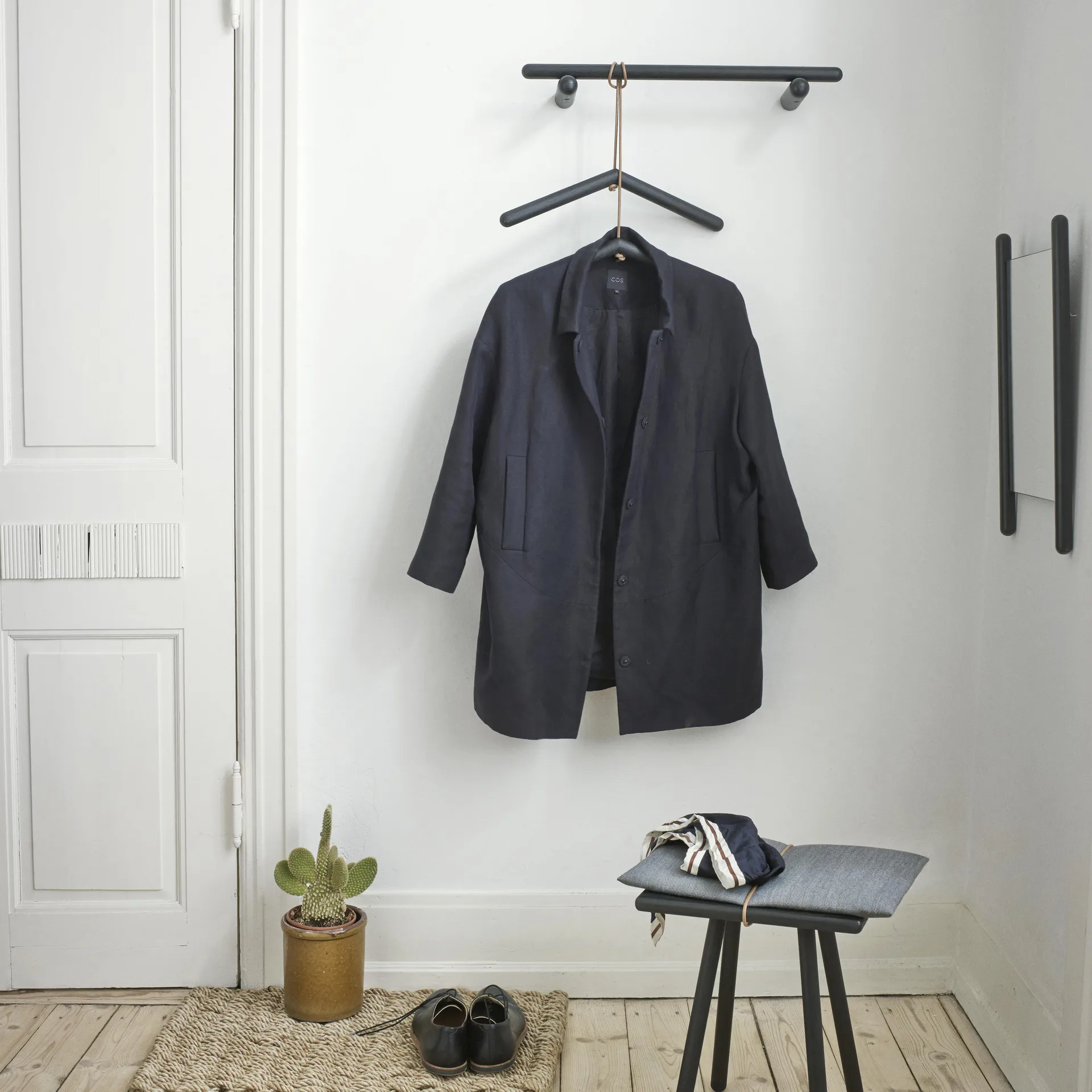 Stołek Georg, Dąb lakierowany na czarno Skagerak