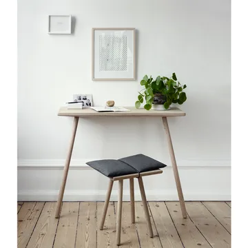 Stołek Georg - Len, dąb surowy, w tym poduszka z lnu - Skagerak